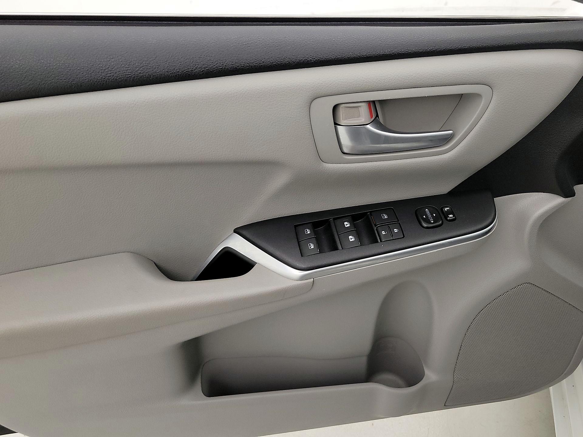 Thumbnail: 2015 Toyota Camry - 12