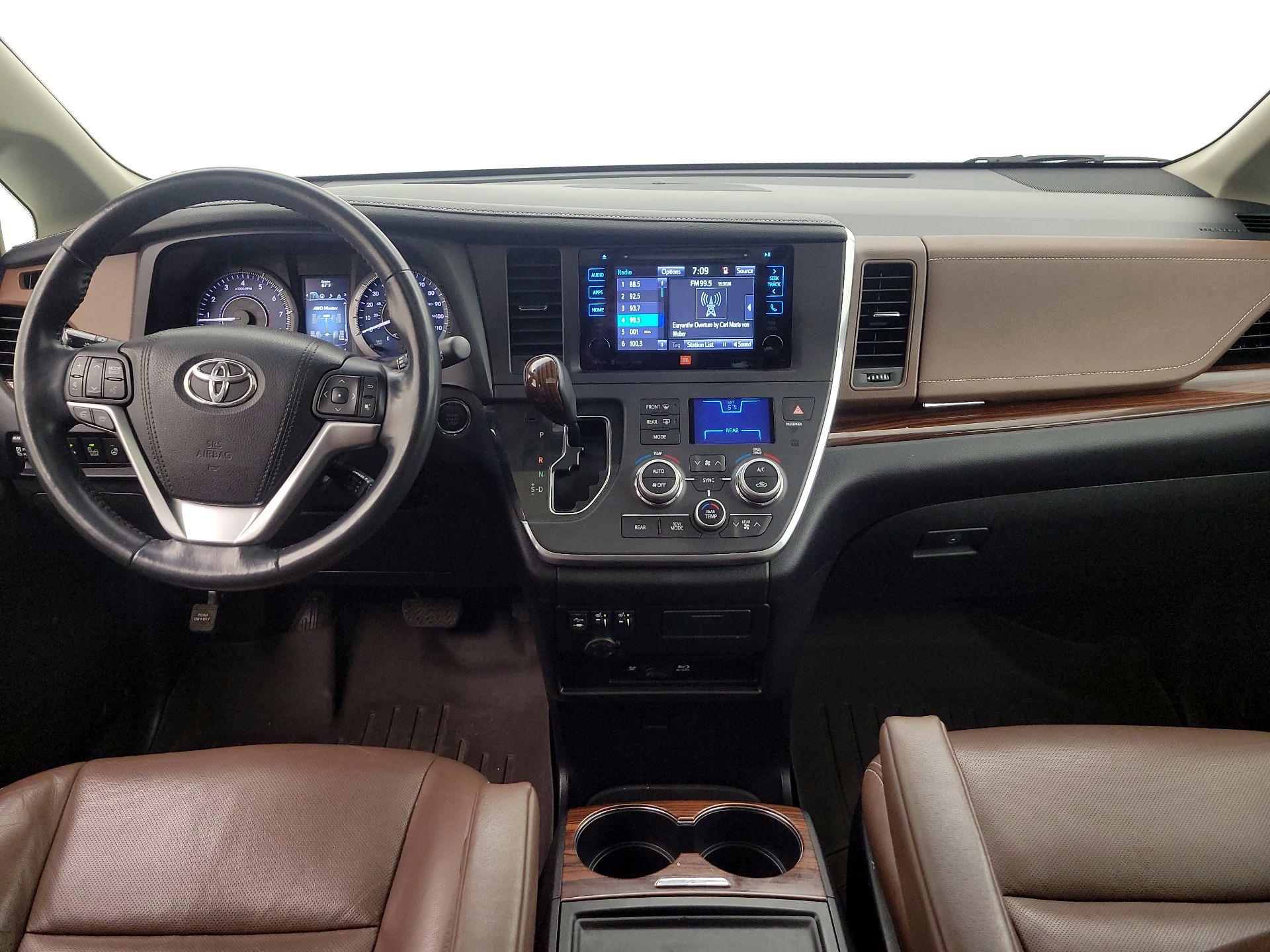 Thumbnail: 2017 Toyota Sienna - 9