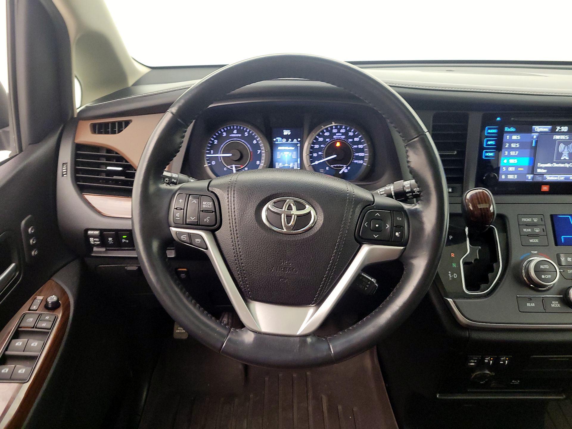 Thumbnail: 2017 Toyota Sienna - 10