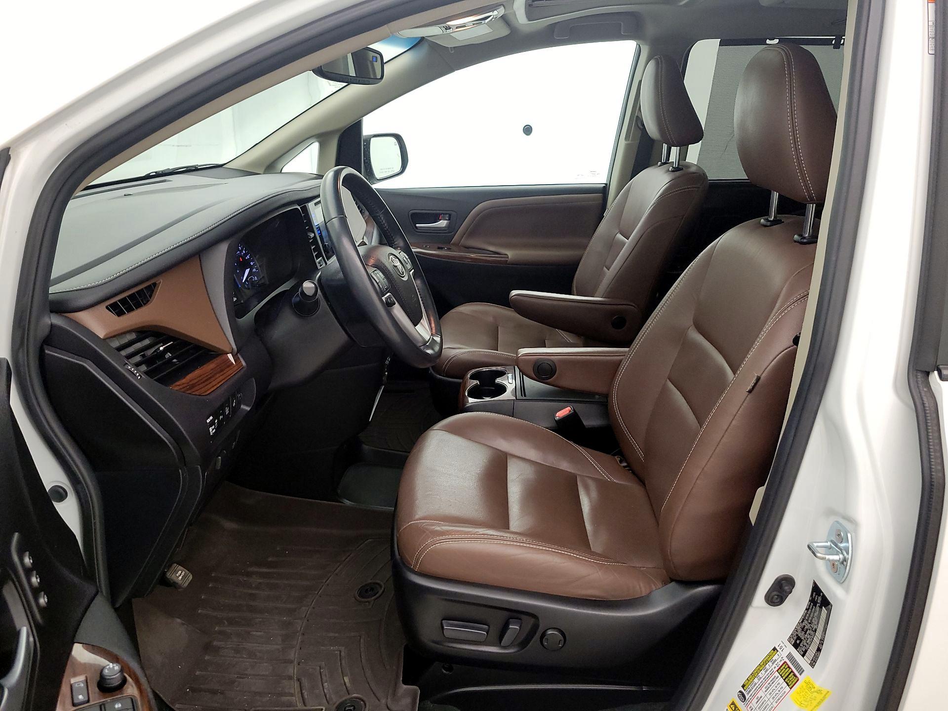 Thumbnail: 2017 Toyota Sienna - 11