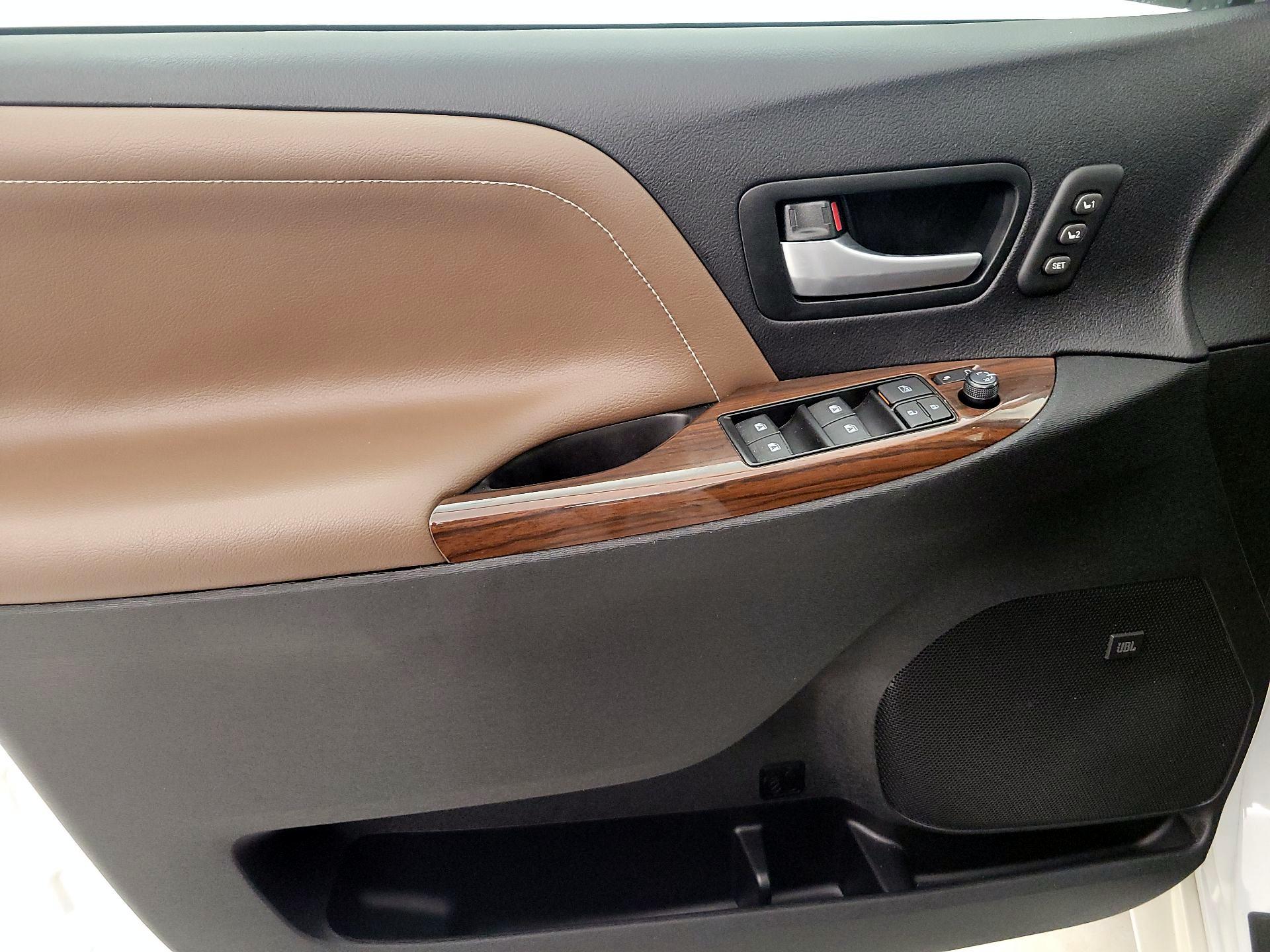 Thumbnail: 2017 Toyota Sienna - 12