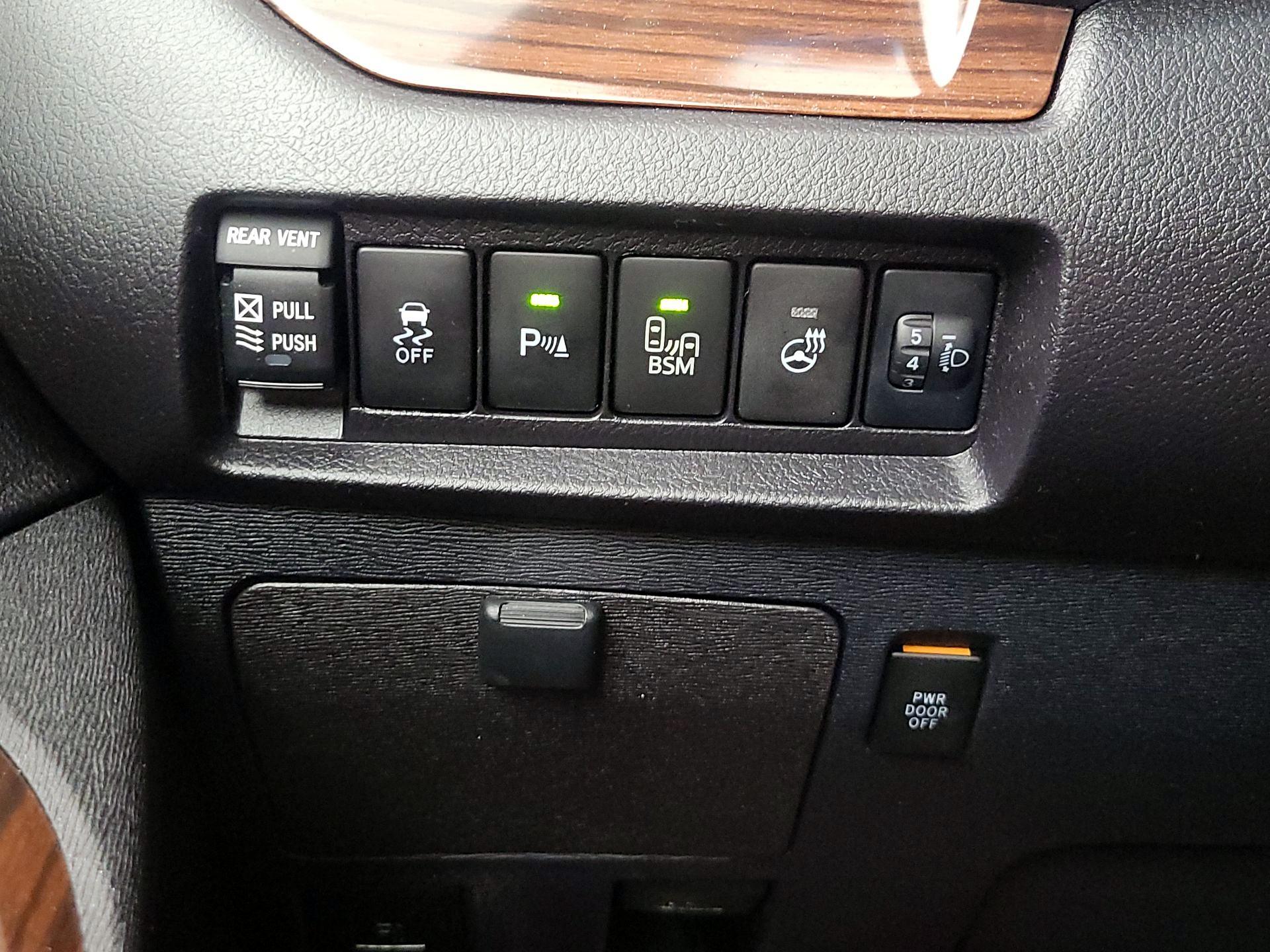 Thumbnail: 2017 Toyota Sienna - 13