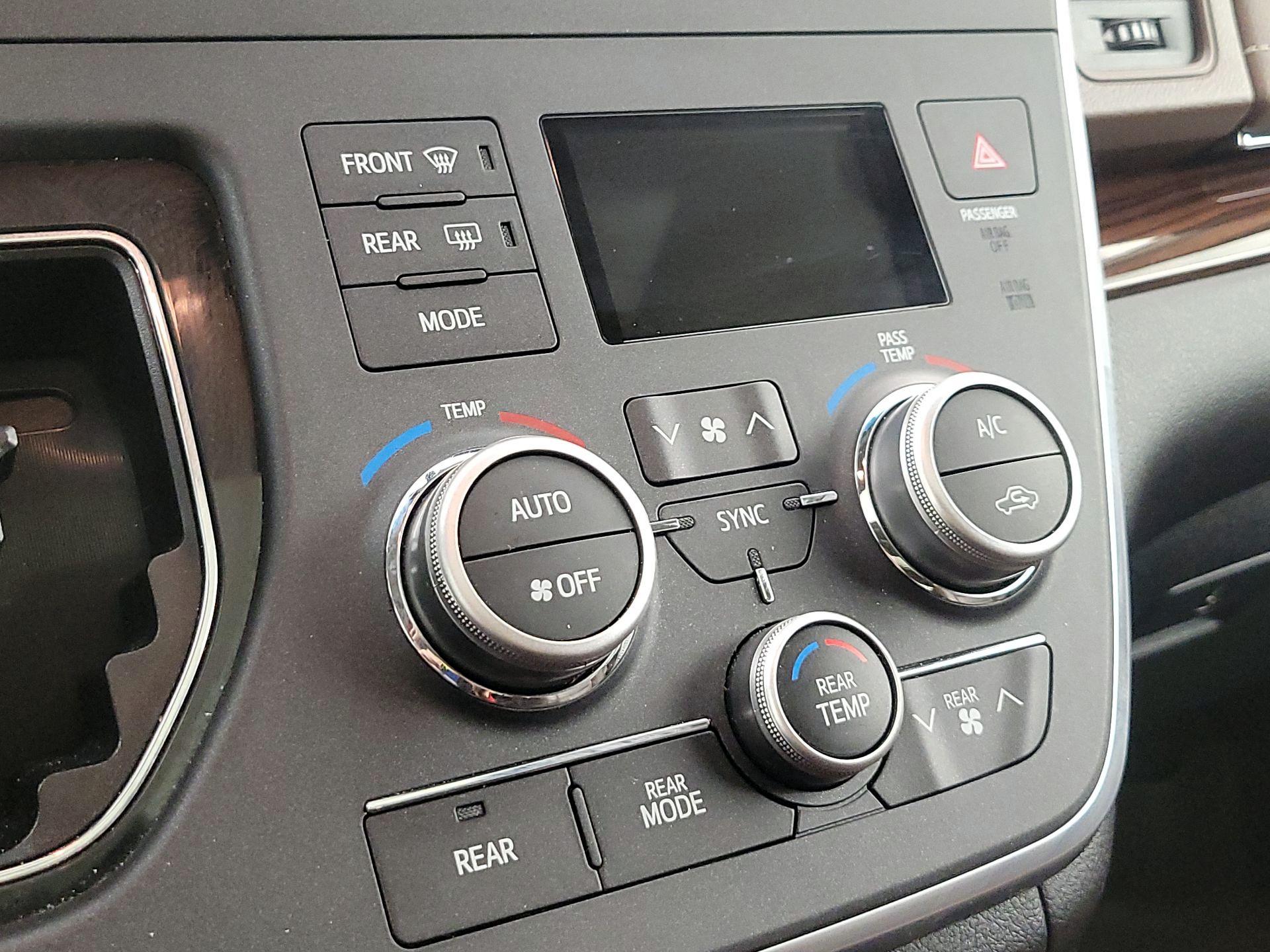 Thumbnail: 2017 Toyota Sienna - 17