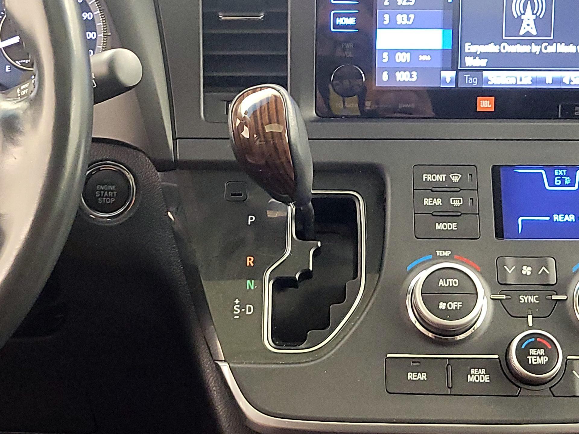 Thumbnail: 2017 Toyota Sienna - 18