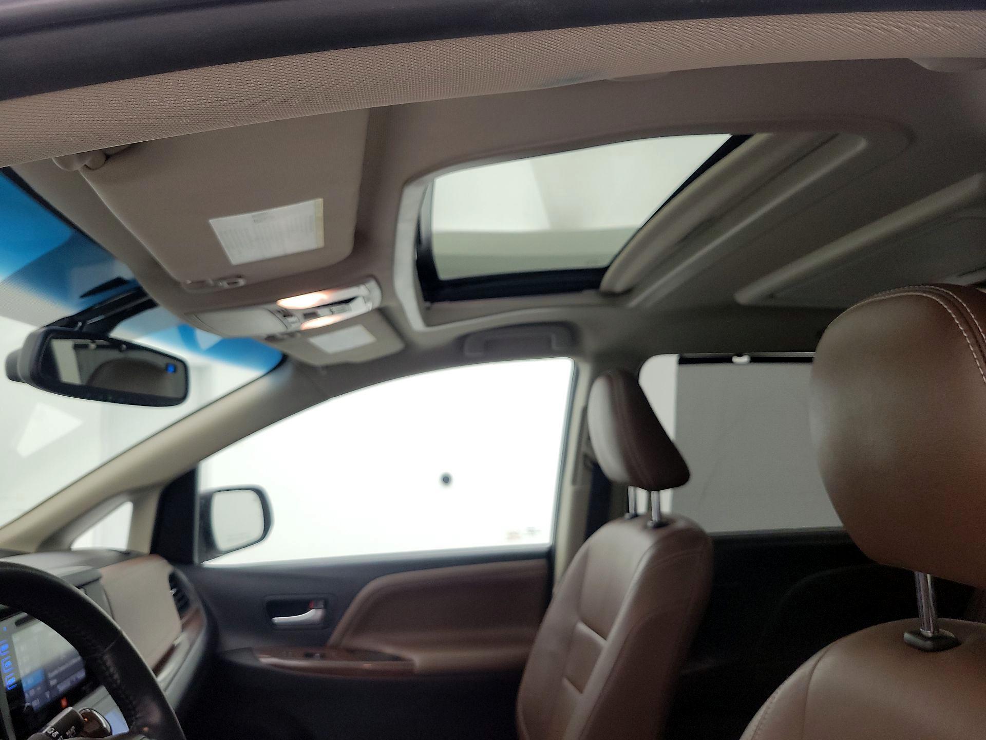 Thumbnail: 2017 Toyota Sienna - 20