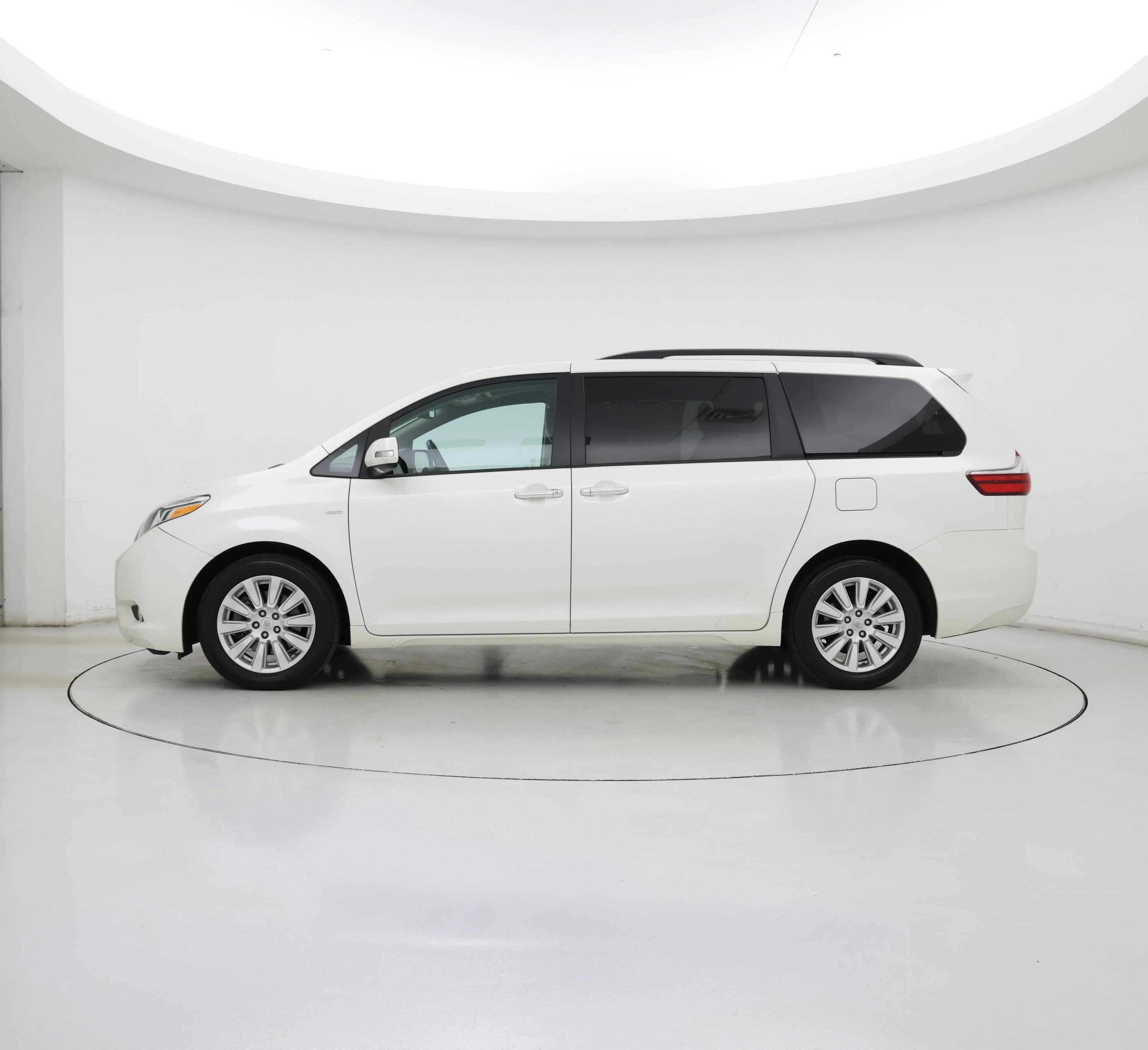 Thumbnail: 2017 Toyota Sienna - 3