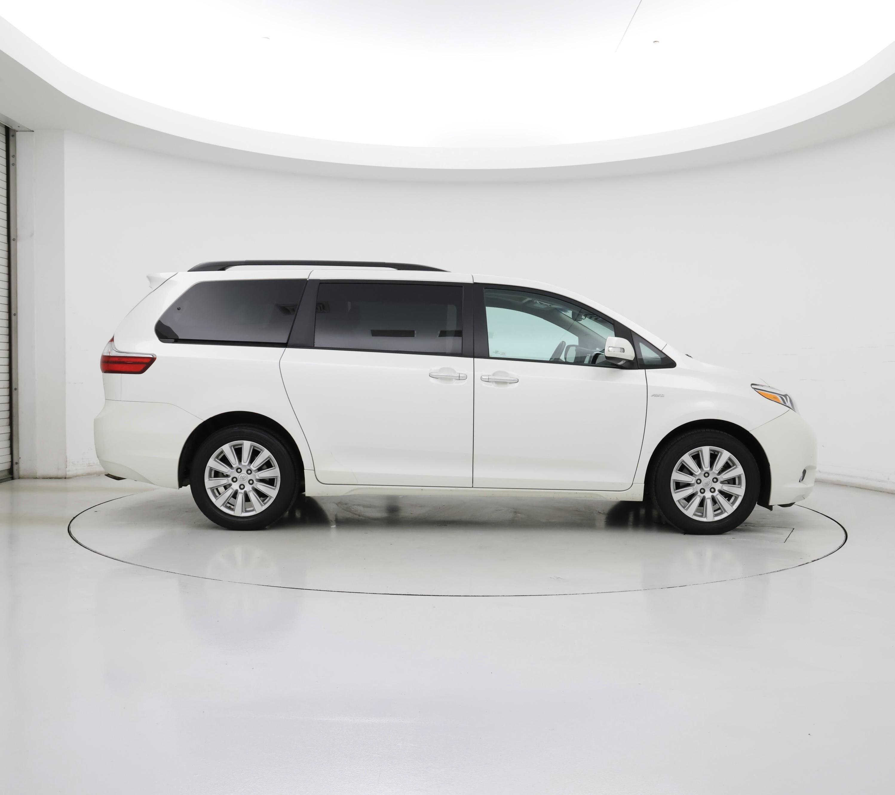 Thumbnail: 2017 Toyota Sienna - 7