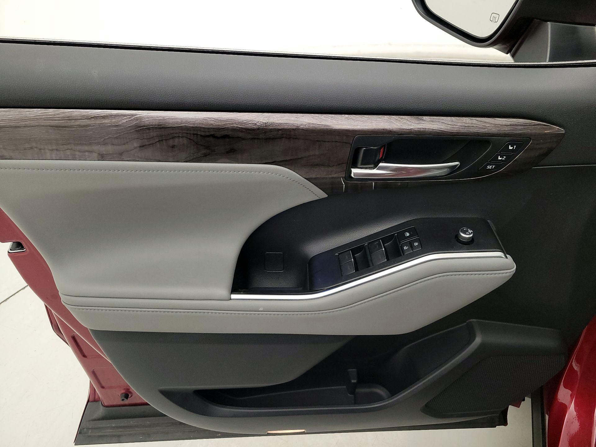 Thumbnail: 2020 Toyota Highlander - 12