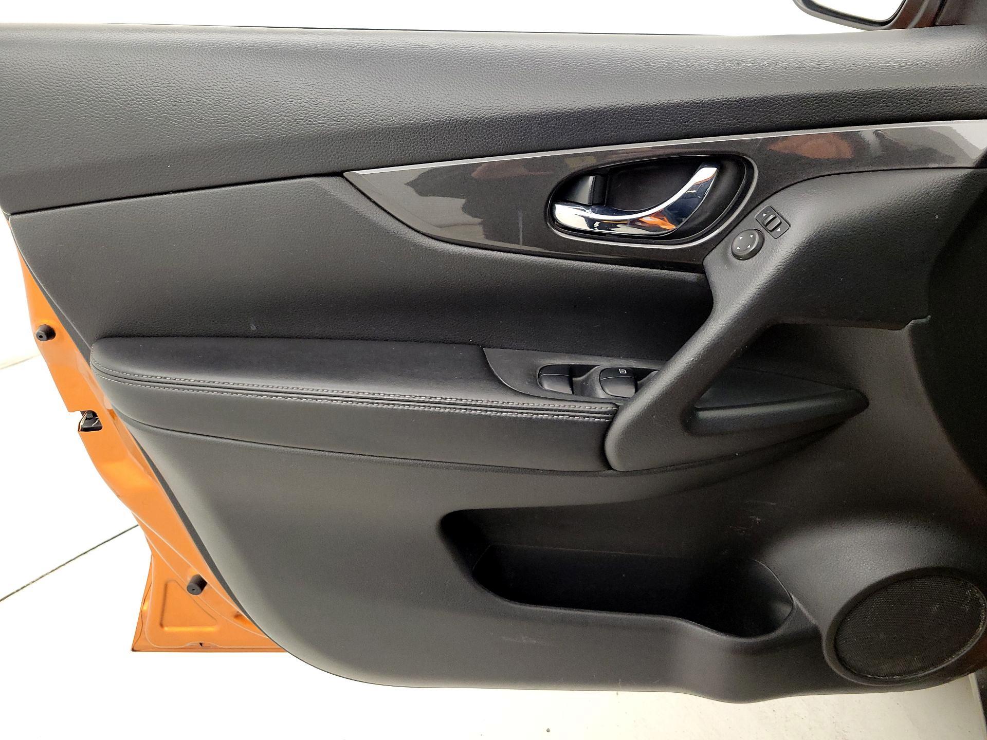 Thumbnail: 2017 Nissan Rogue - 12