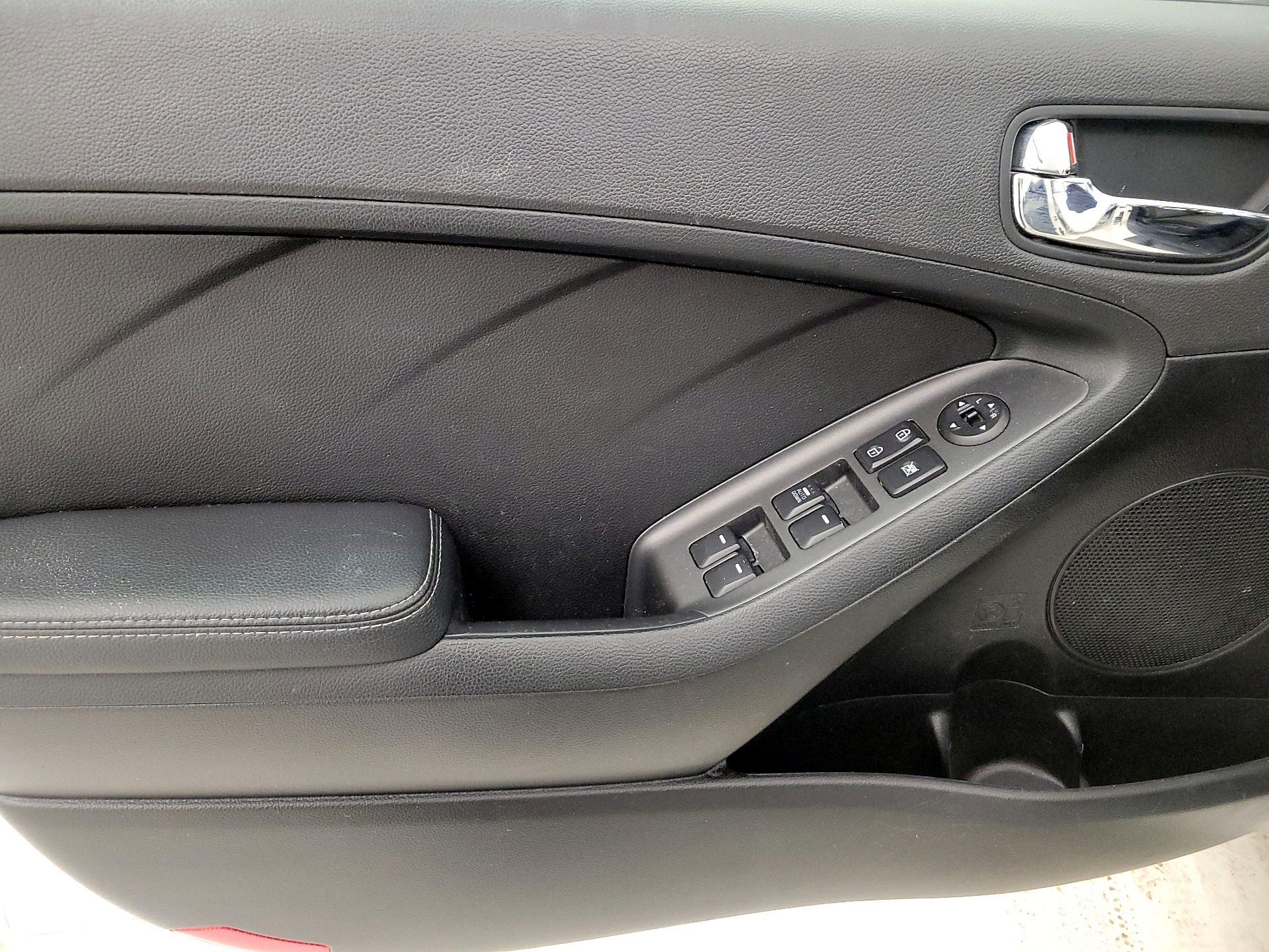 Thumbnail: 2016 Kia Forte - 12