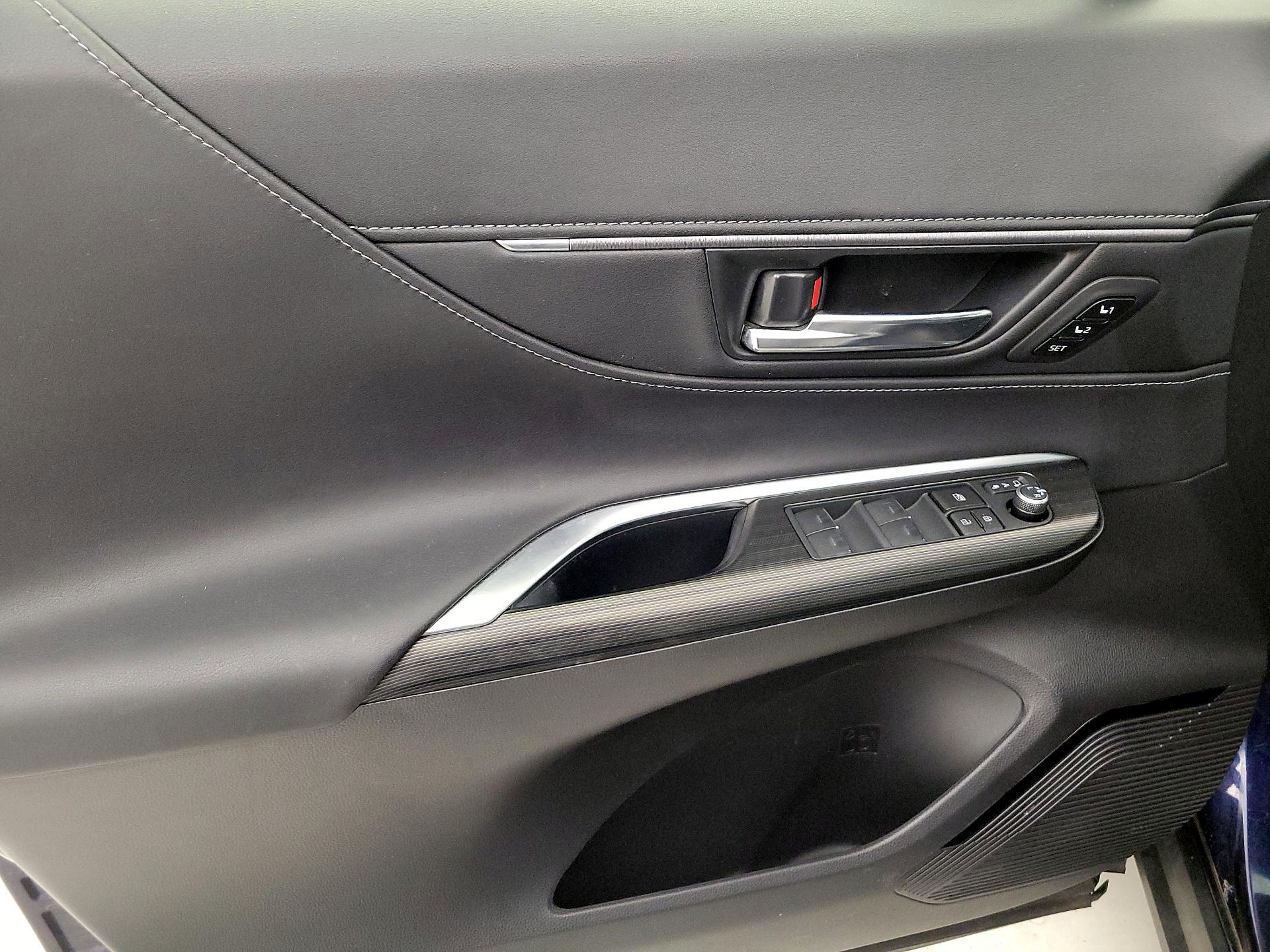 Thumbnail: 2022 Toyota Venza - 12