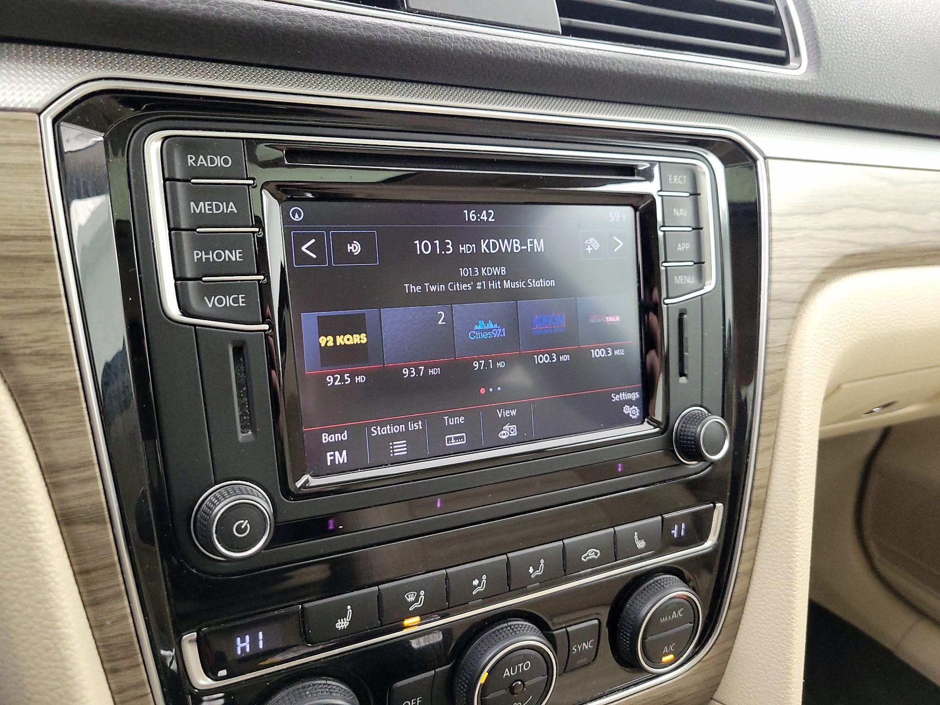 Thumbnail: 2018 Volkswagen Passat - 16