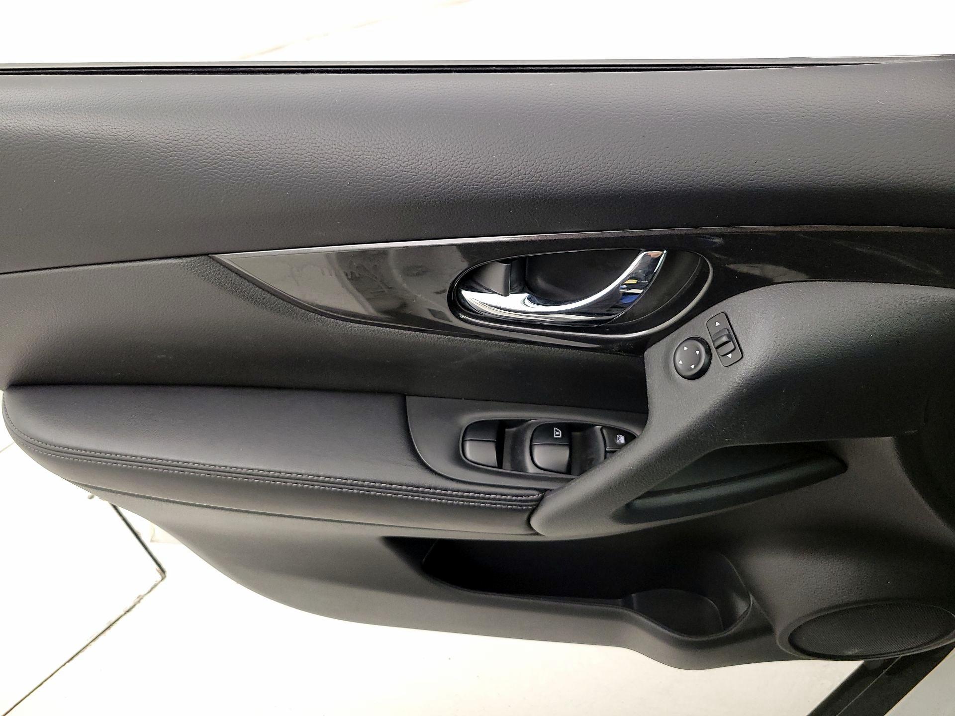 Thumbnail: 2017 Nissan Rogue - 12