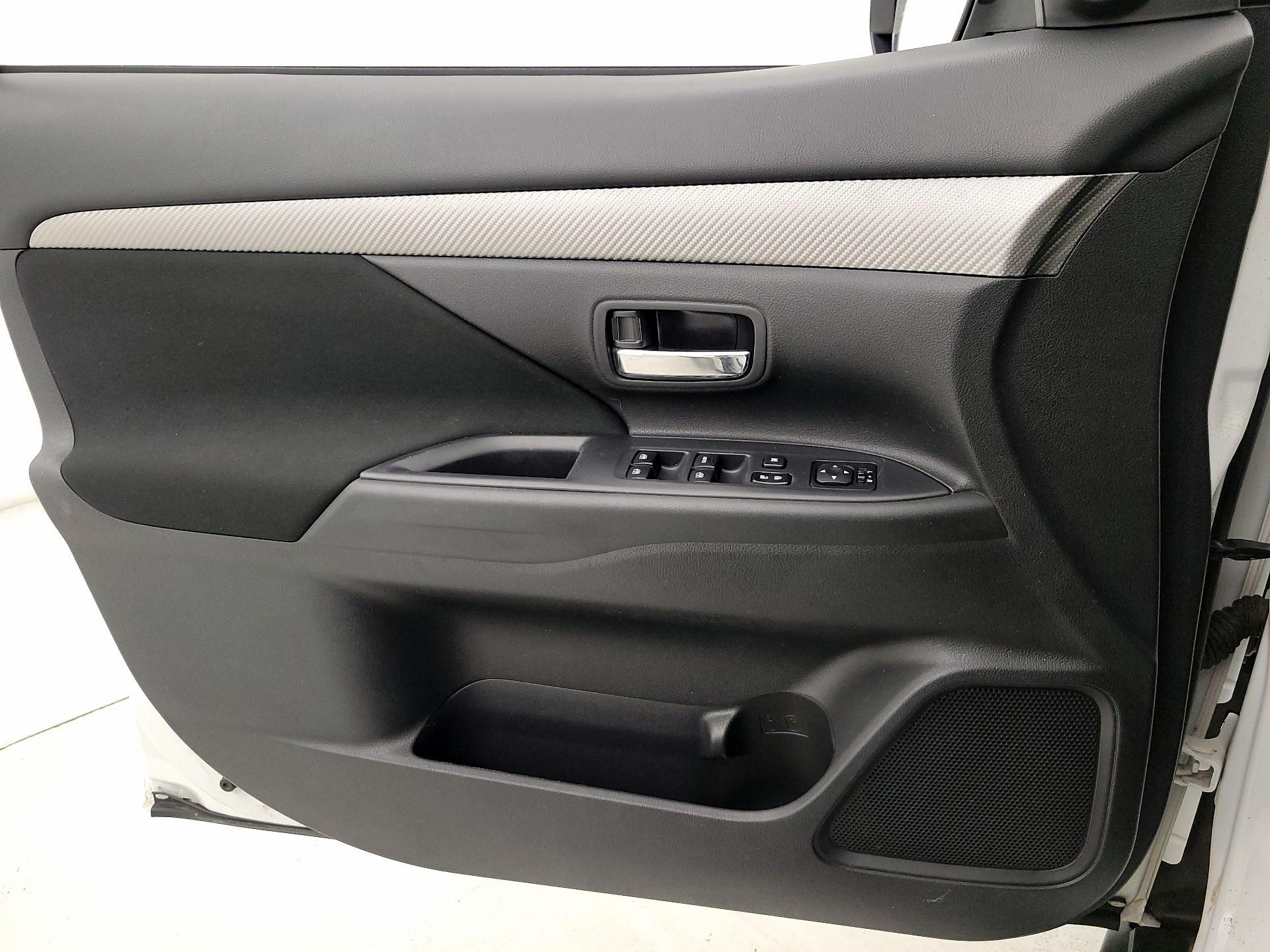 Thumbnail: 2017 Mitsubishi Outlander - 12