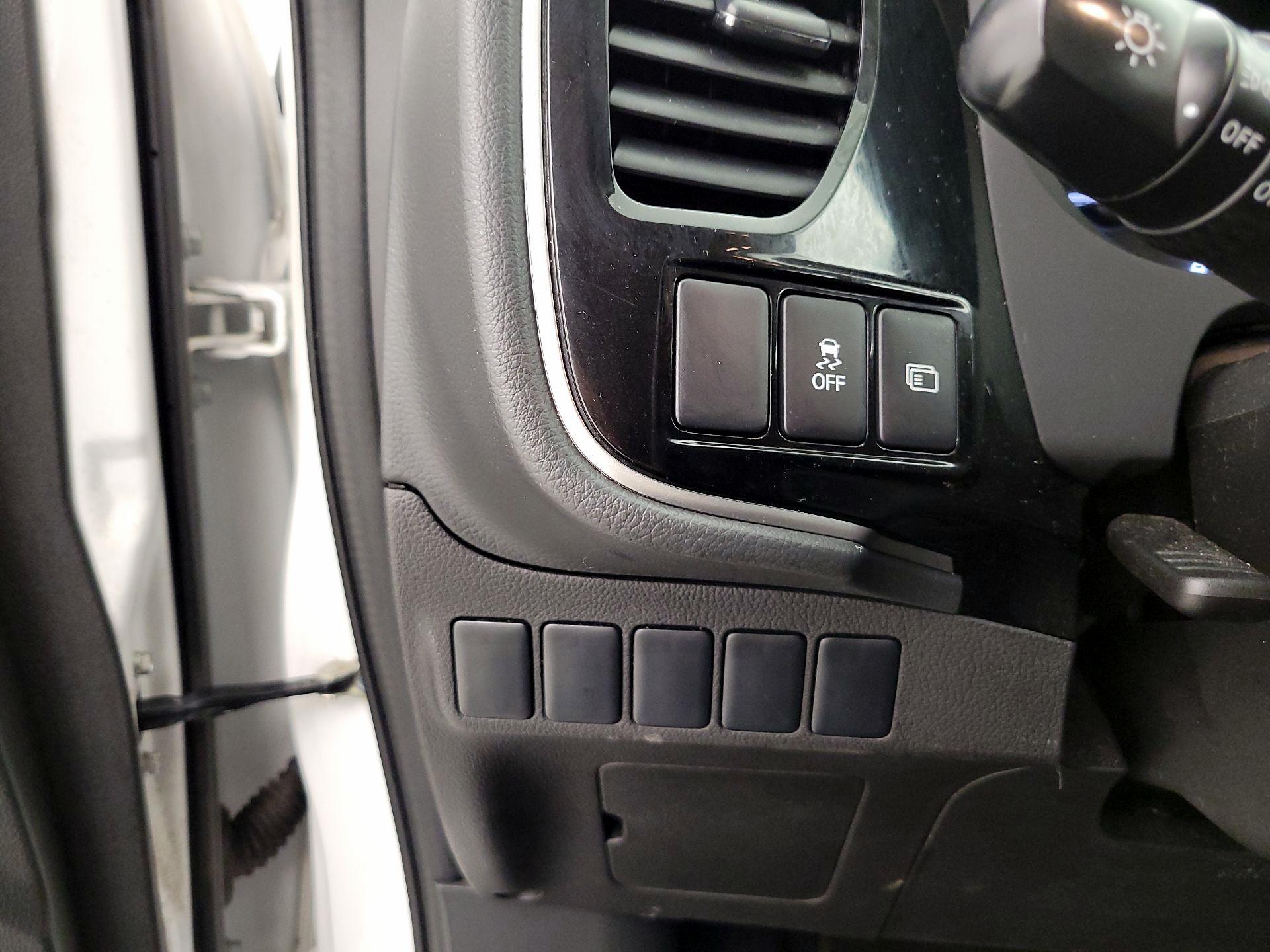 Thumbnail: 2017 Mitsubishi Outlander - 13