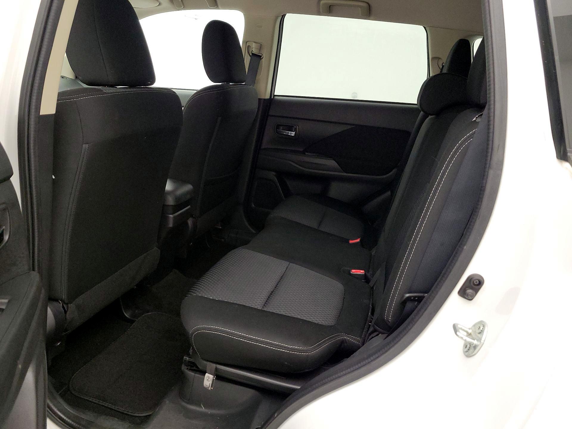 Thumbnail: 2017 Mitsubishi Outlander - 19