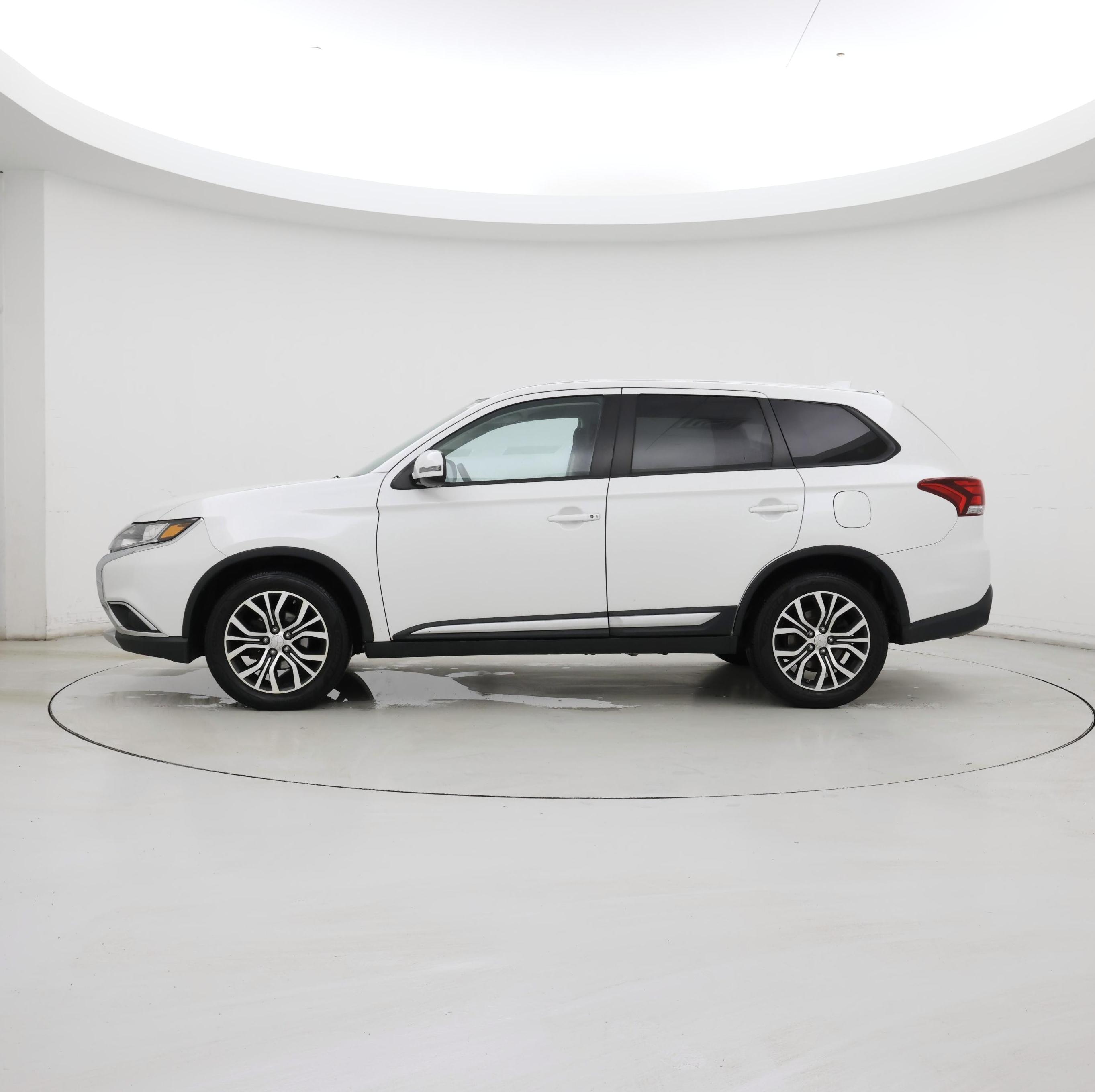 Thumbnail: 2017 Mitsubishi Outlander - 3