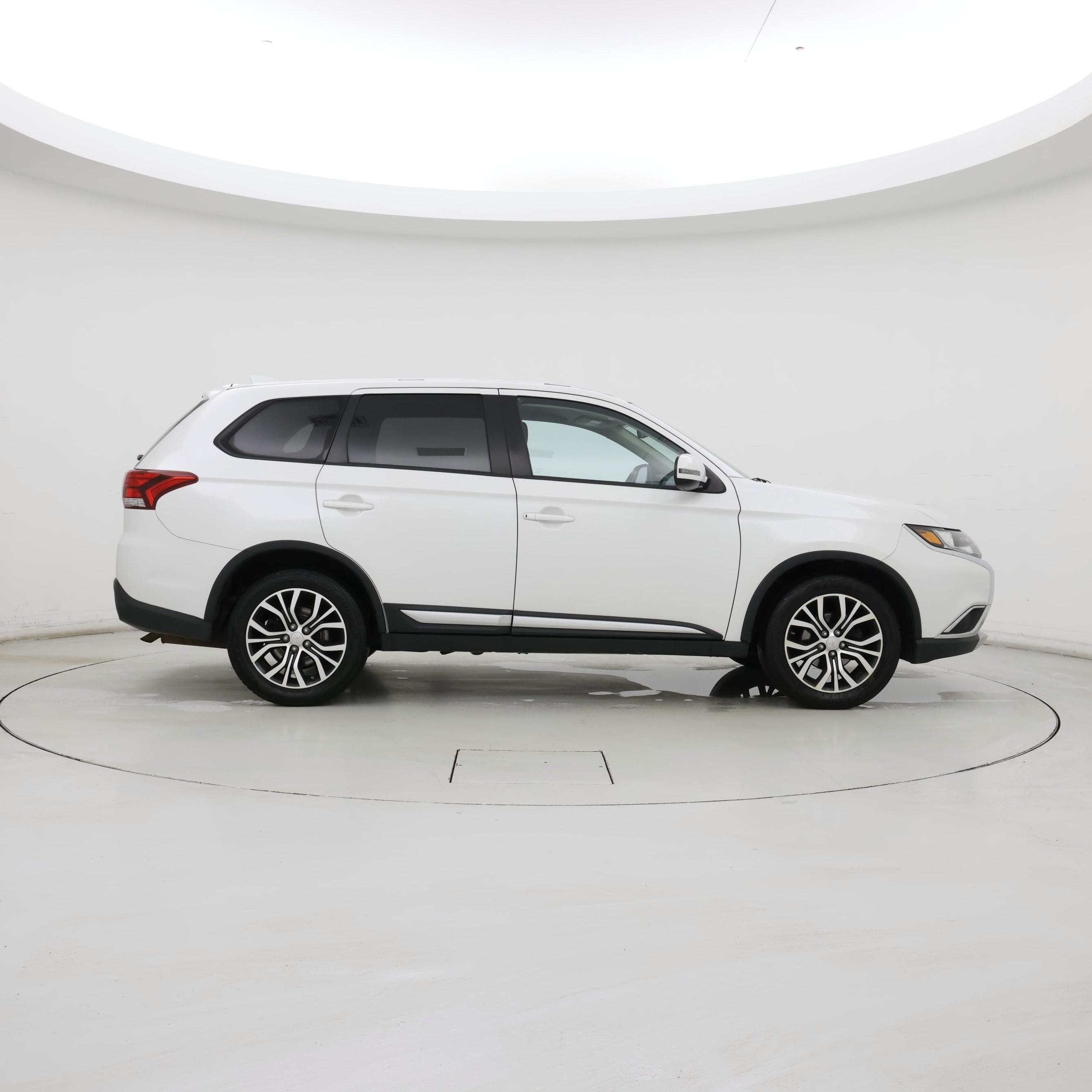 Thumbnail: 2017 Mitsubishi Outlander - 7