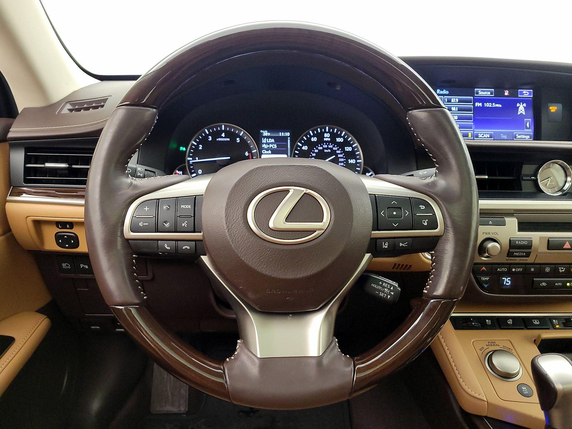 Thumbnail: 2016 Lexus ES - 10