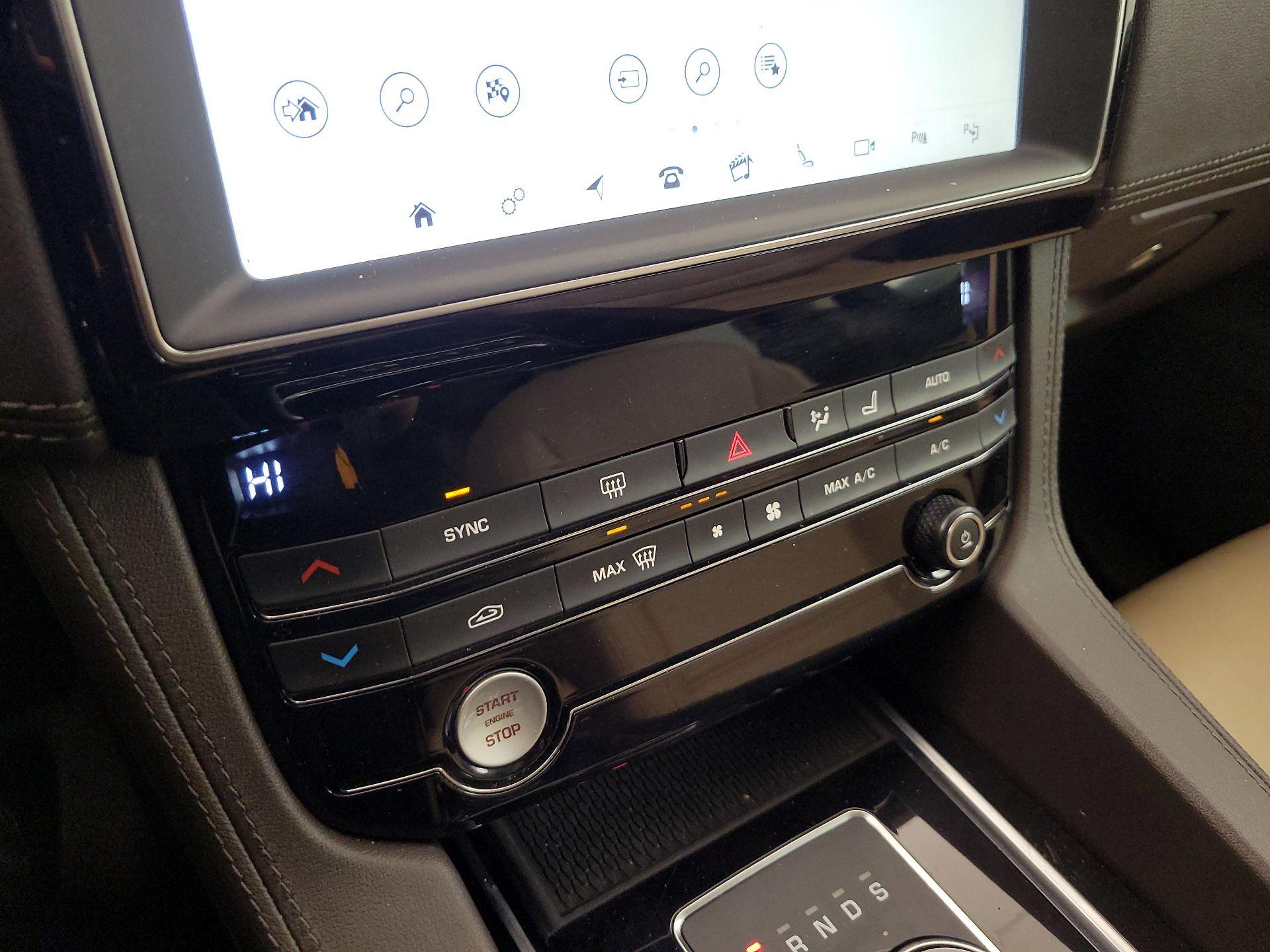 Thumbnail: 2019 Jaguar F-Pace - 17