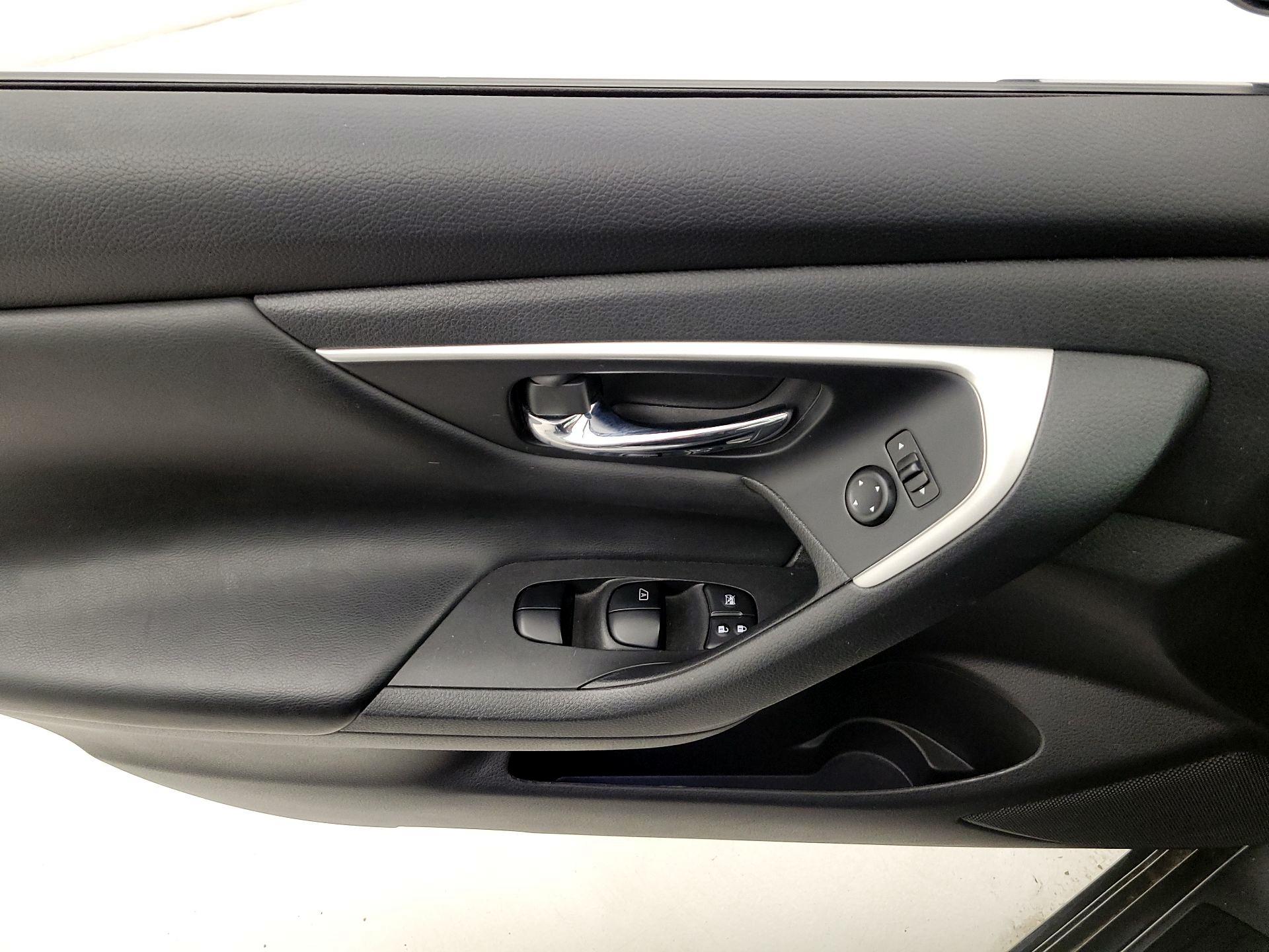 Thumbnail: 2016 Nissan Altima - 12