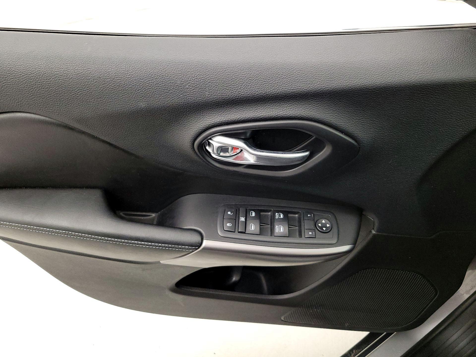 Thumbnail: 2019 Jeep Cherokee - 12