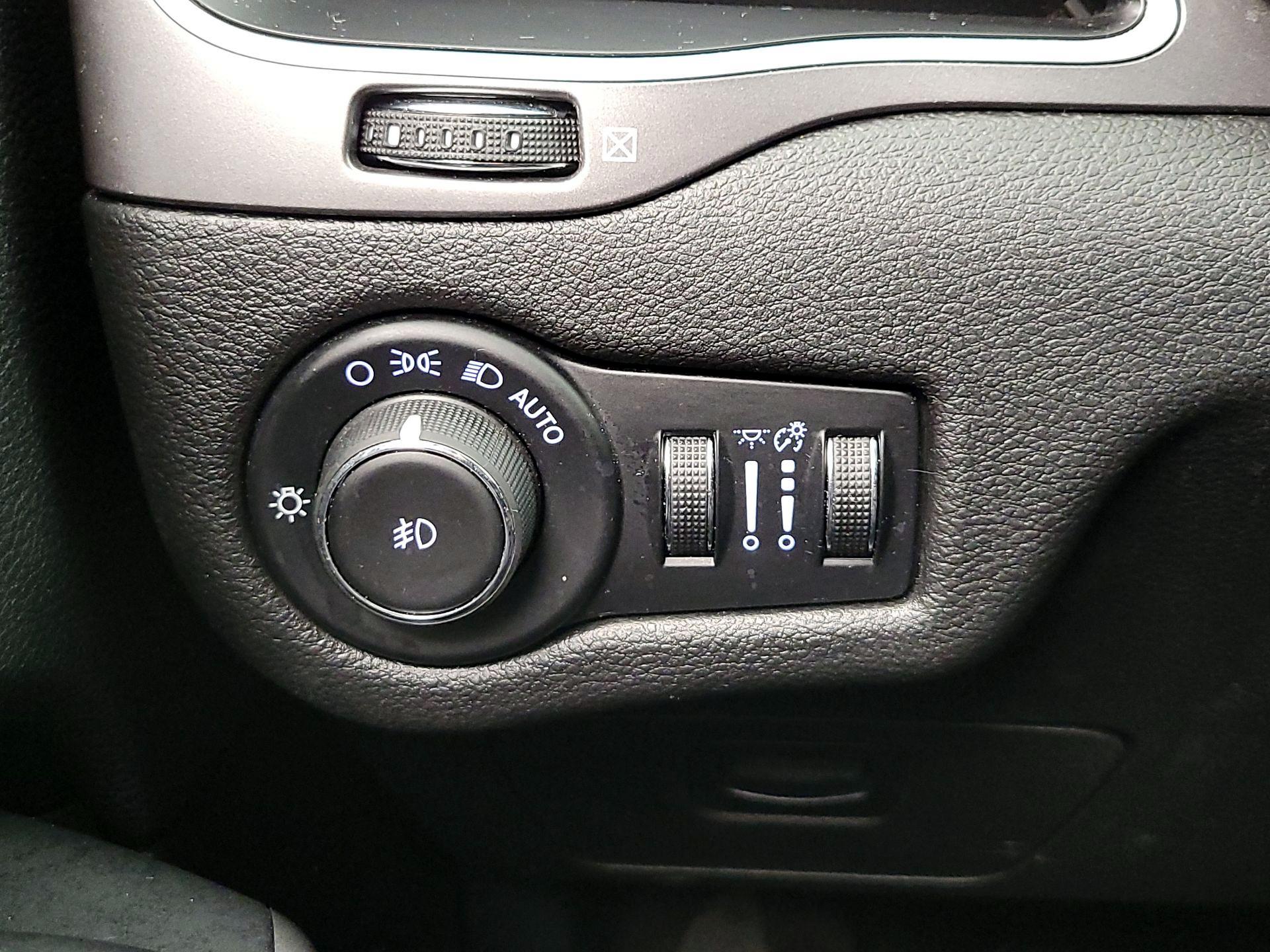 Thumbnail: 2019 Jeep Cherokee - 13