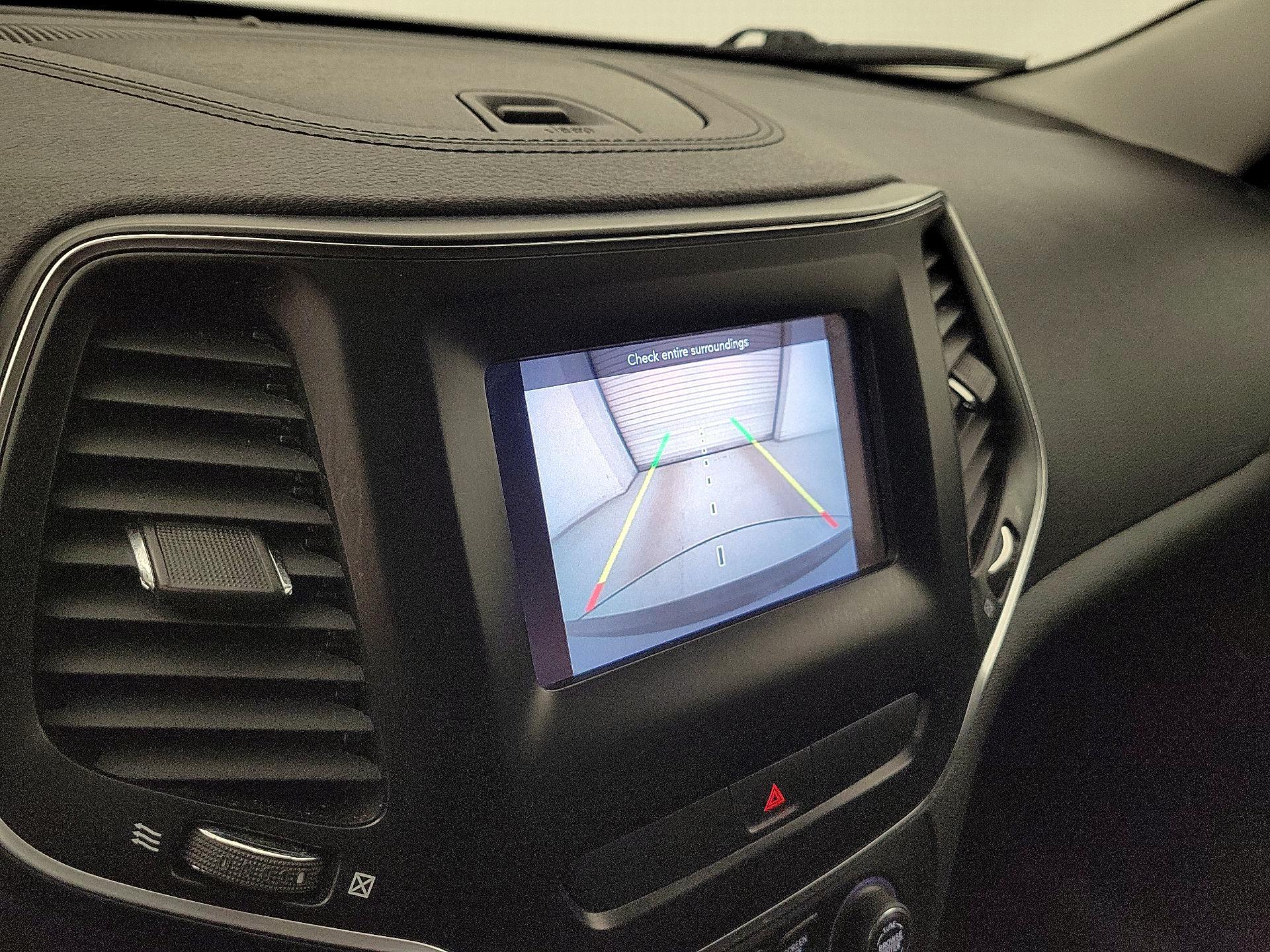 Thumbnail: 2019 Jeep Cherokee - 14