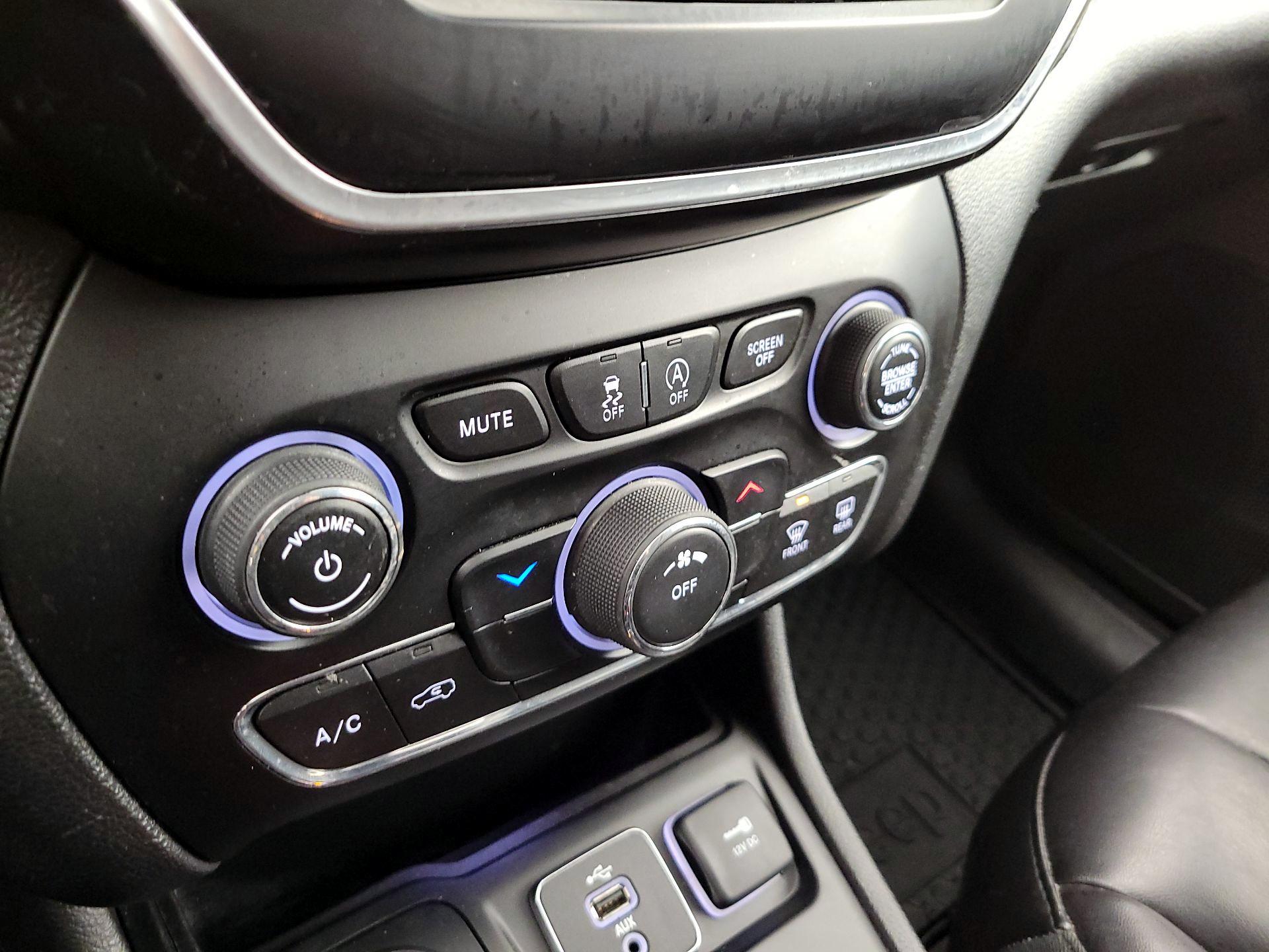 Thumbnail: 2019 Jeep Cherokee - 16