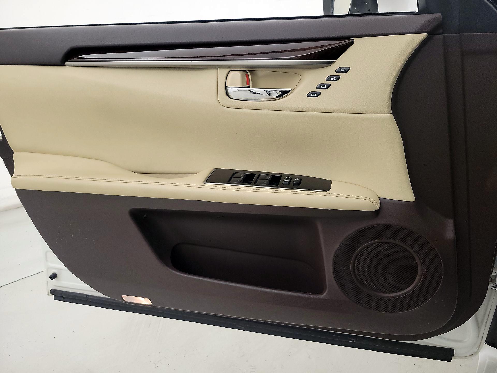 Thumbnail: 2018 Lexus ES - 12