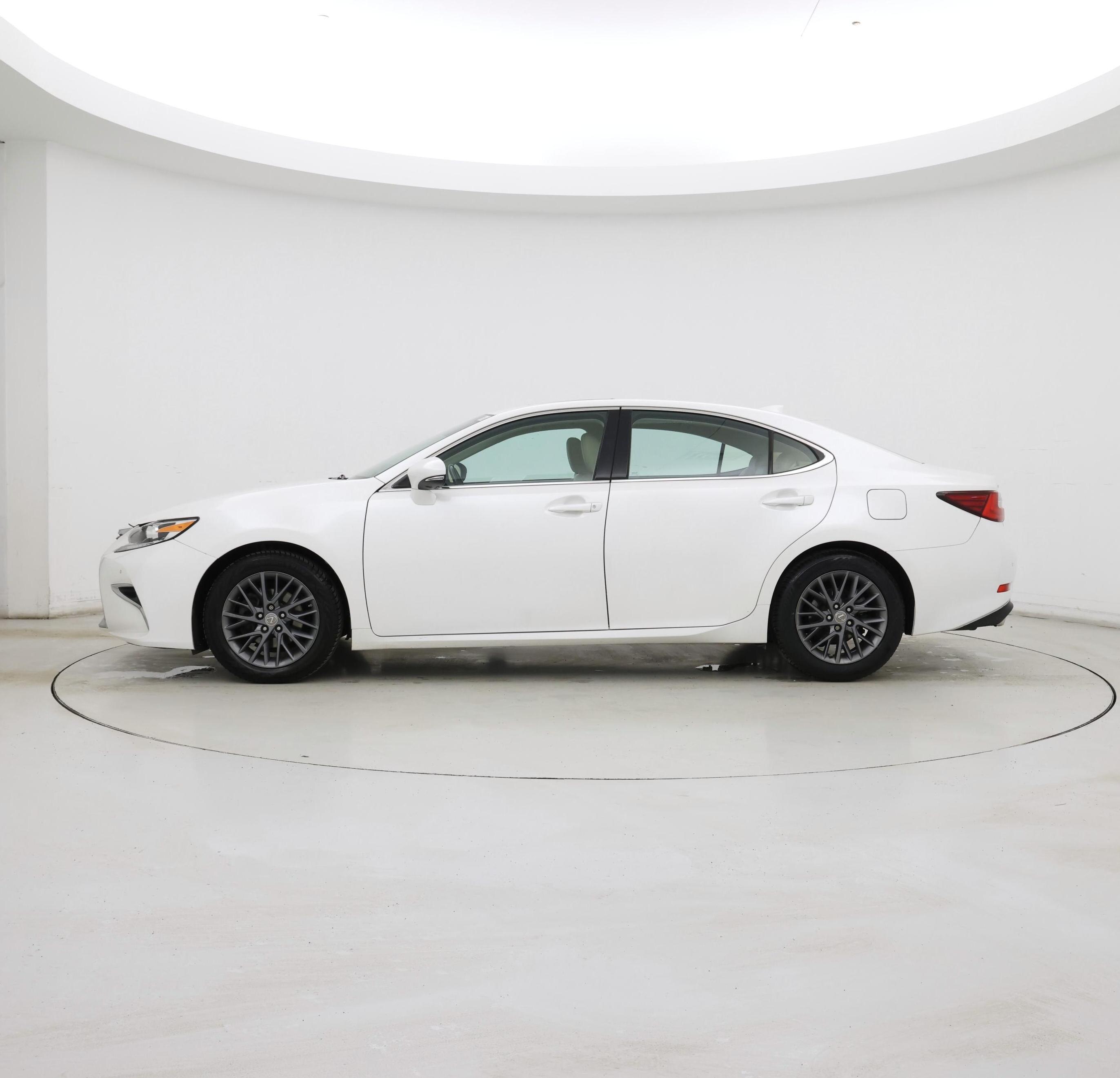 Thumbnail: 2018 Lexus ES - 3