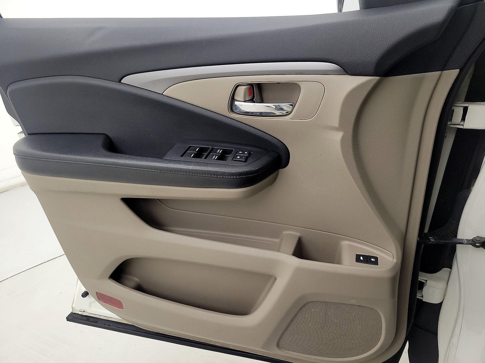 Thumbnail: 2016 Honda Pilot - 12