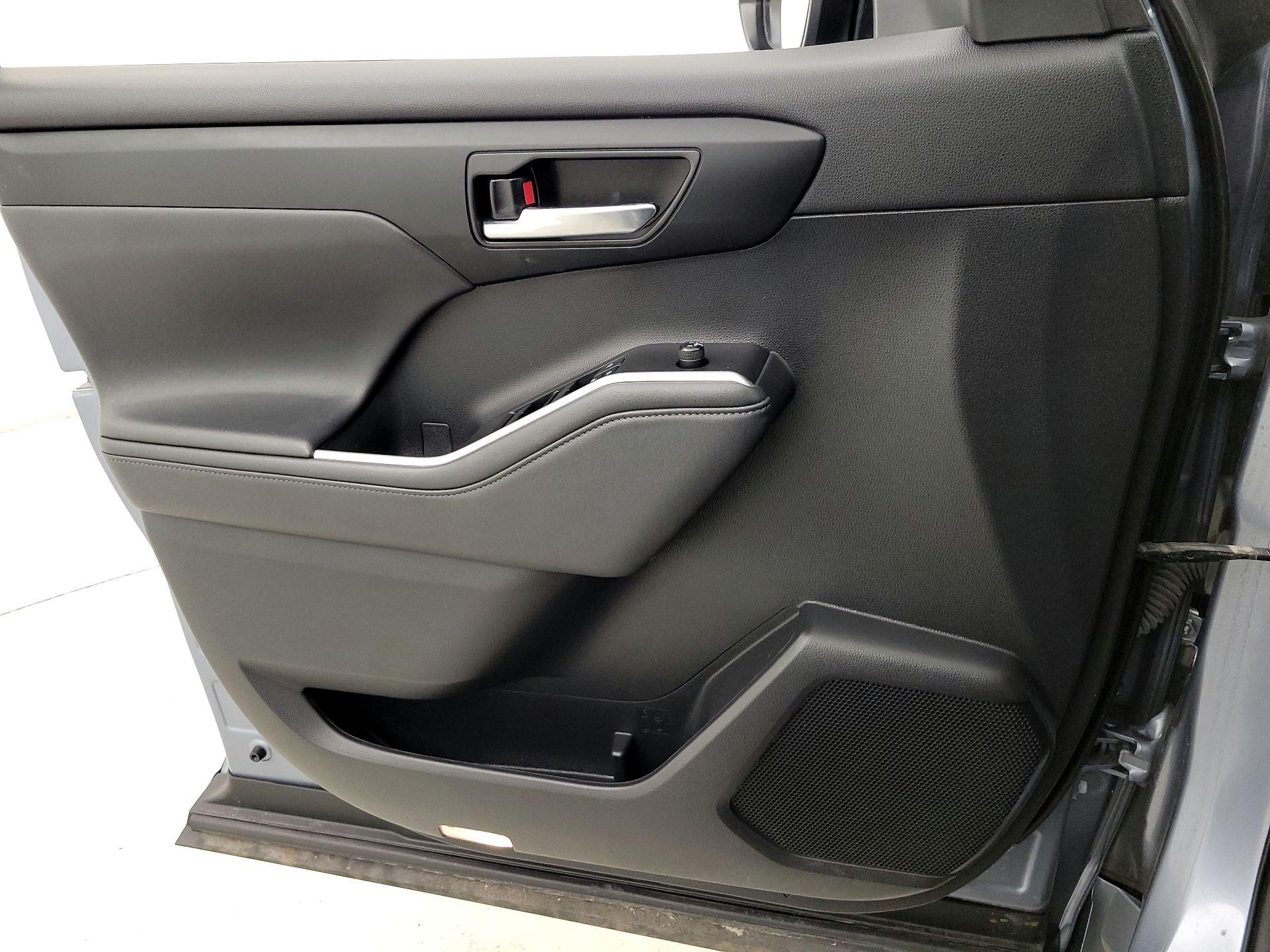 Thumbnail: 2021 Toyota Highlander - 12