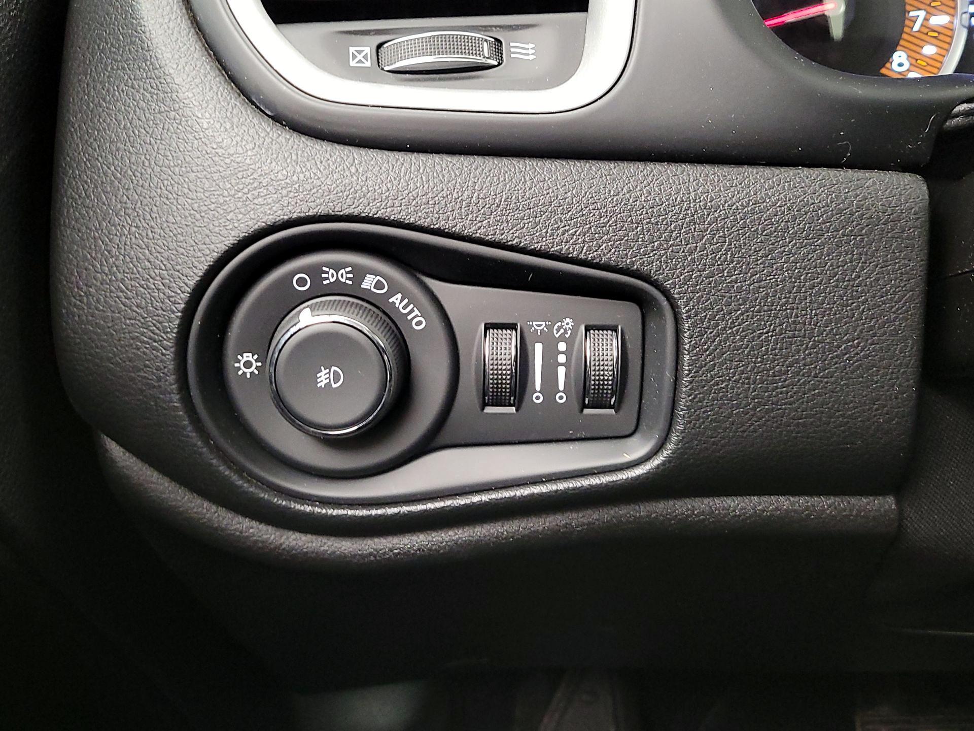 Thumbnail: 2020 Jeep Renegade - 13