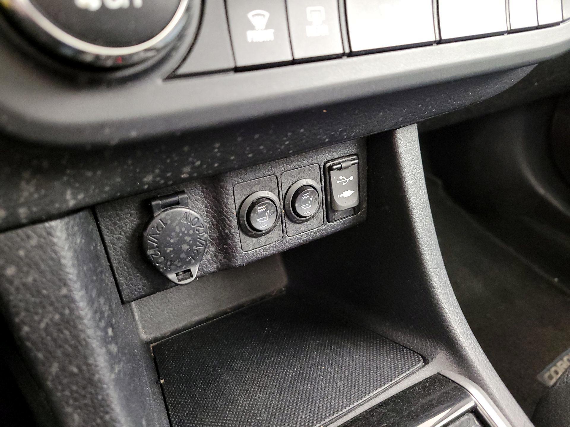 Thumbnail: 2015 Toyota Corolla - 18