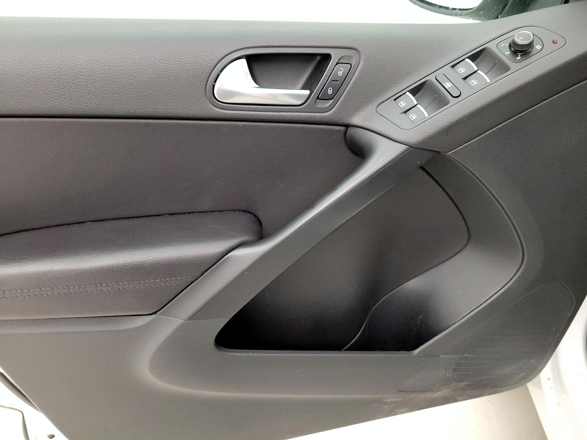 Thumbnail: 2017 Volkswagen Tiguan - 12