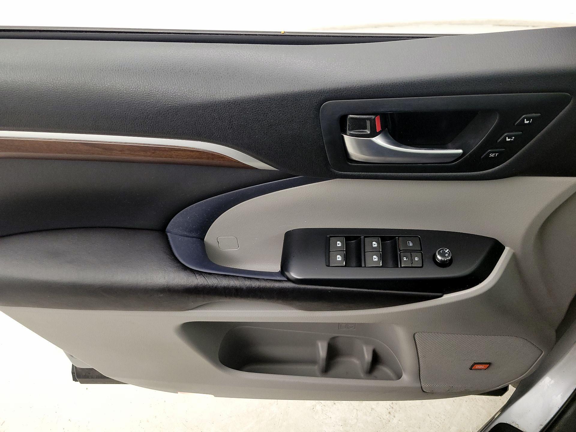 Thumbnail: 2016 Toyota Highlander - 12