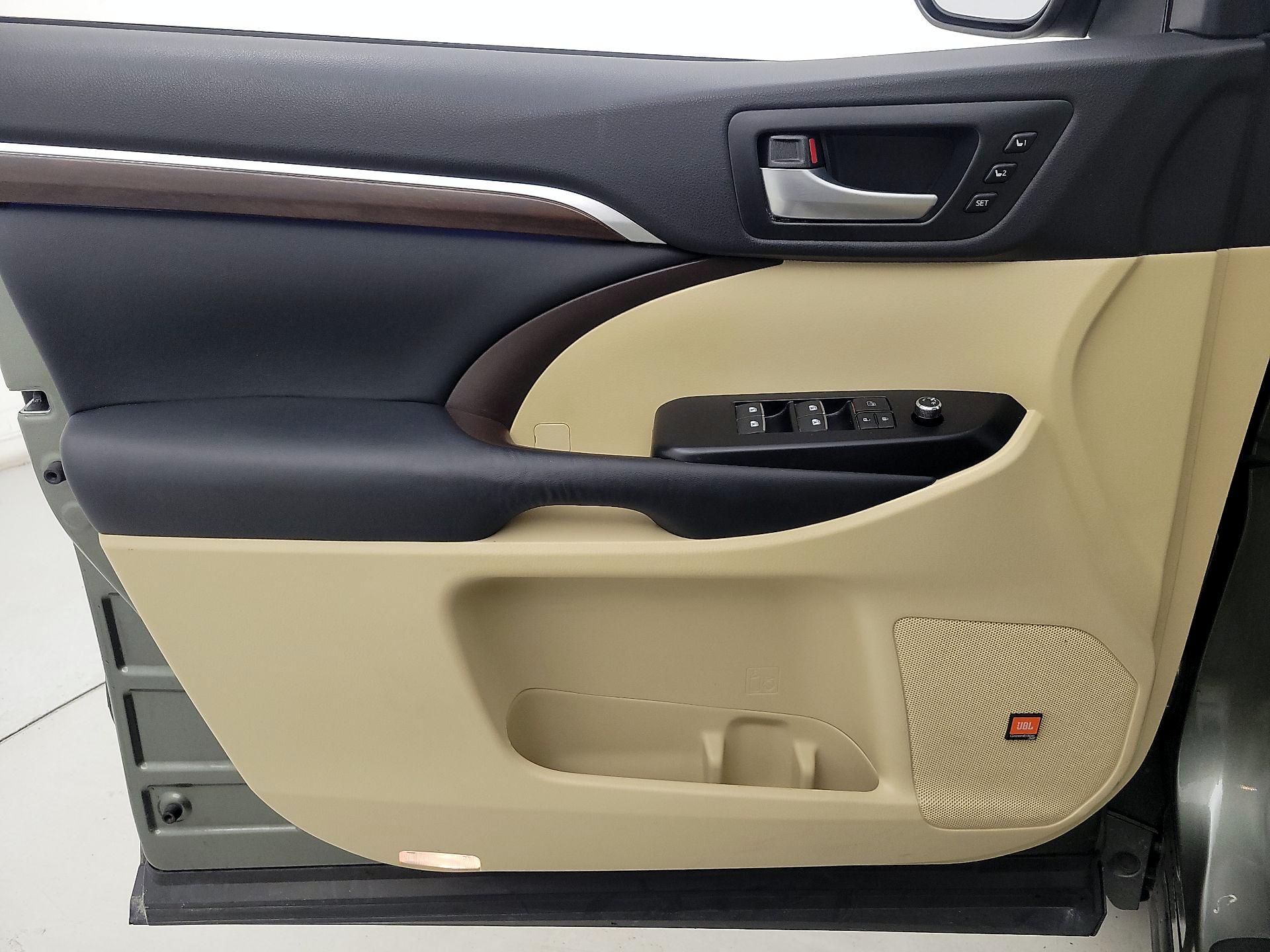 Thumbnail: 2015 Toyota Highlander - 12