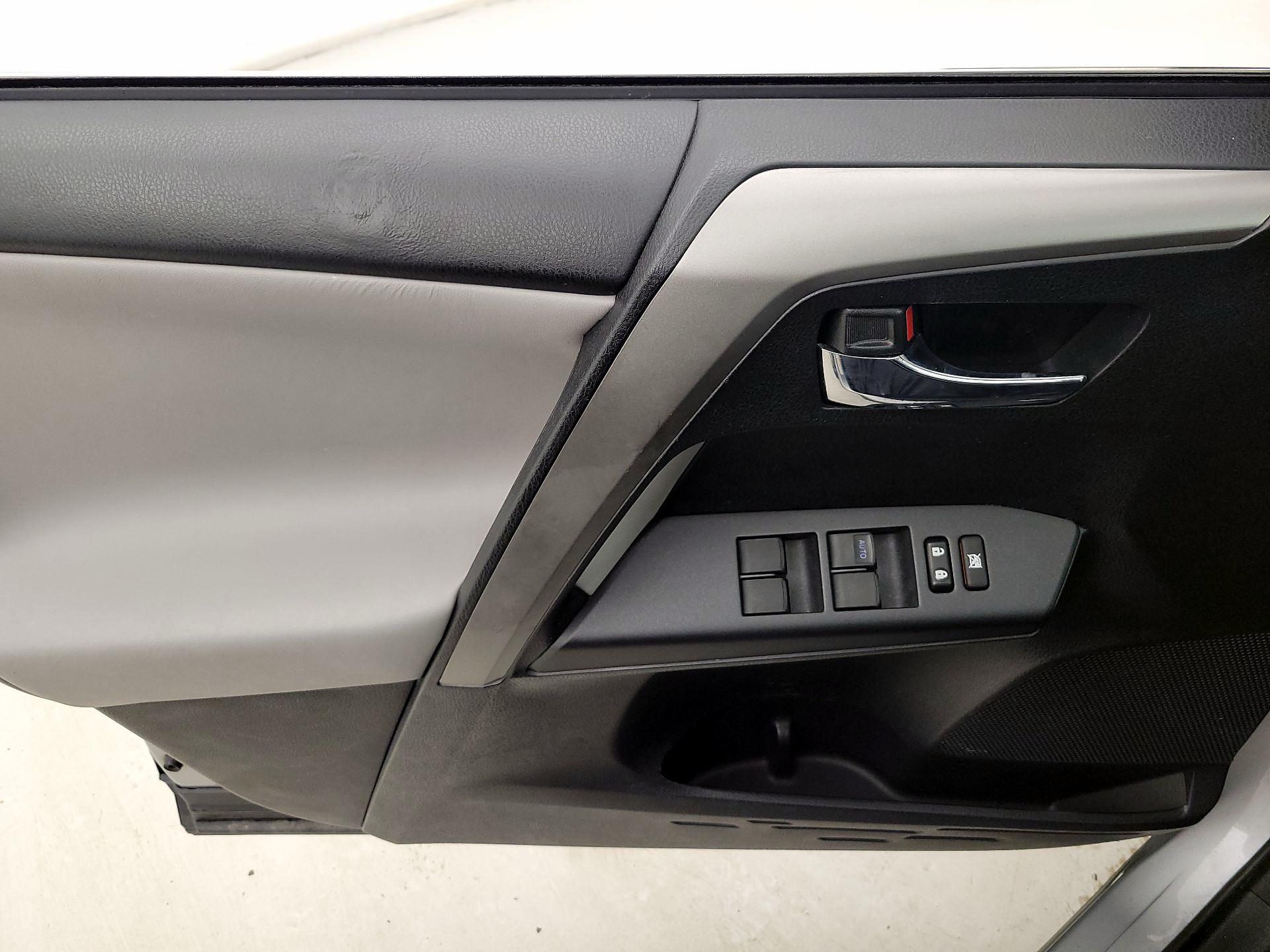 Thumbnail: 2016 Toyota RAV4 - 12