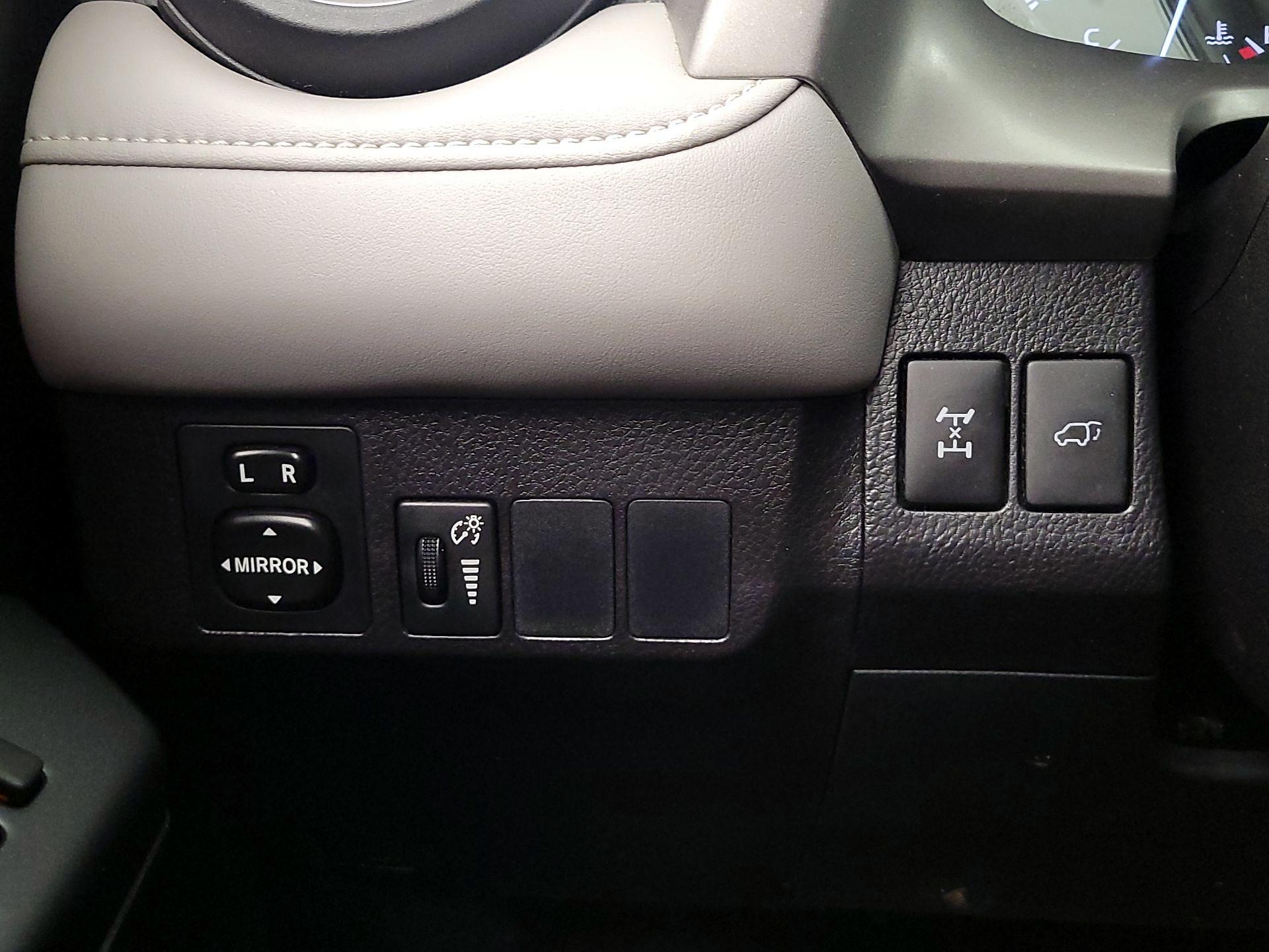 Thumbnail: 2016 Toyota RAV4 - 13