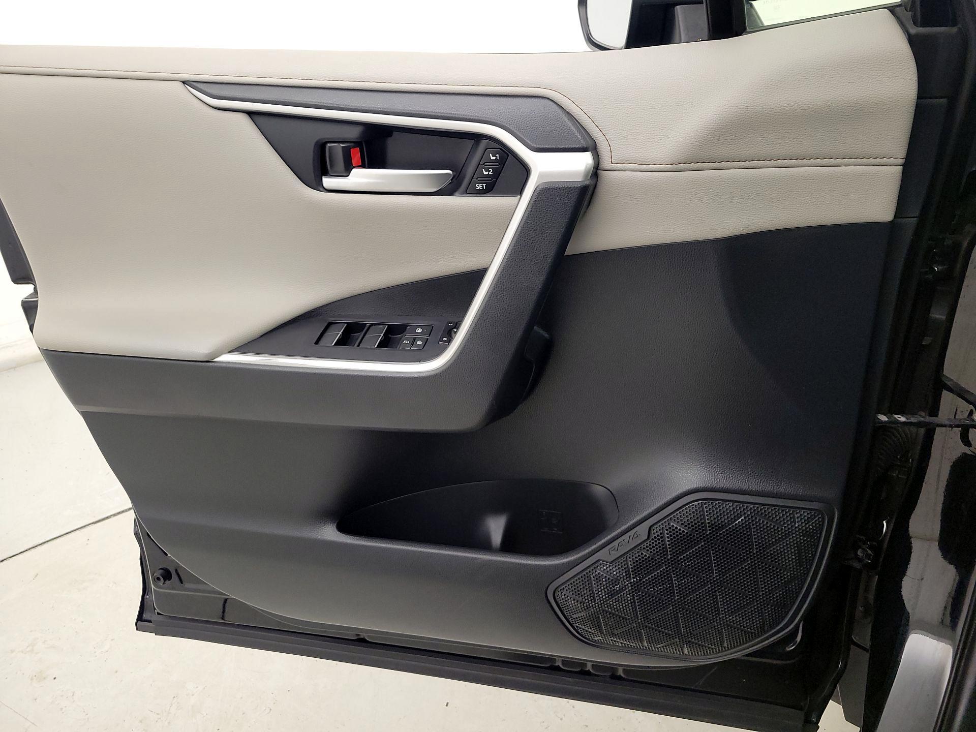 Thumbnail: 2019 Toyota RAV4 - 12