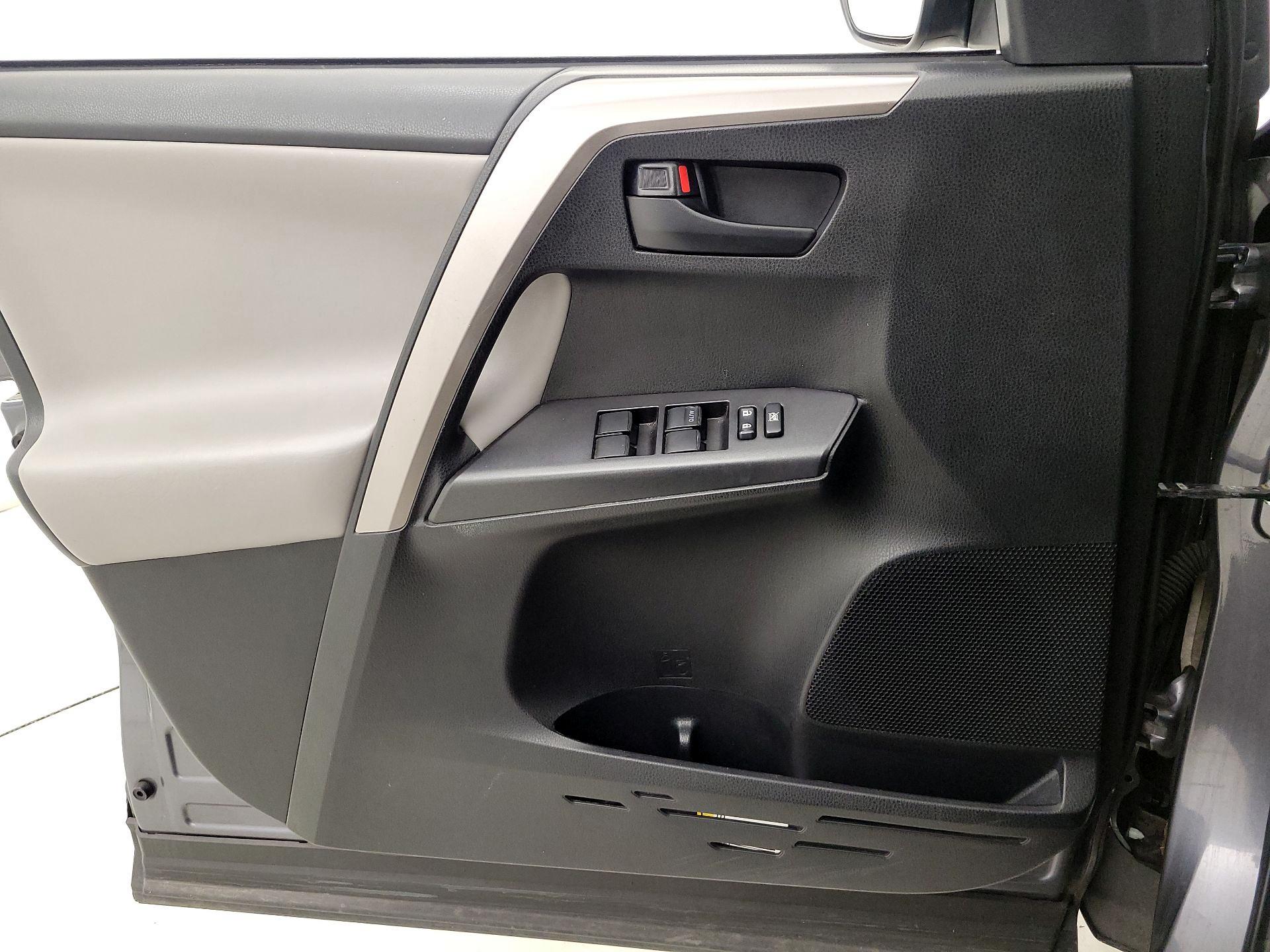 Thumbnail: 2018 Toyota RAV4 - 12