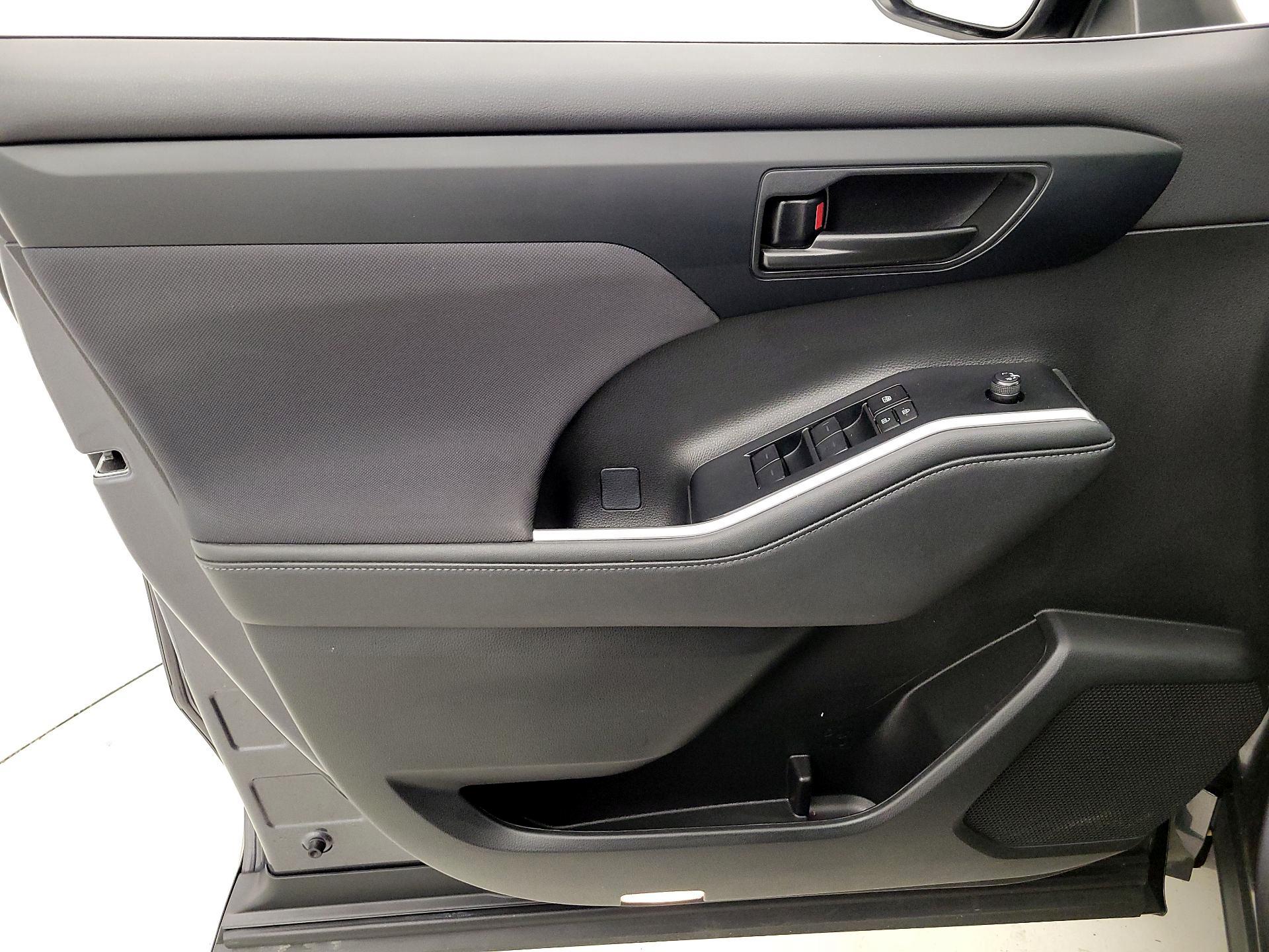 Thumbnail: 2023 Toyota Highlander - 12