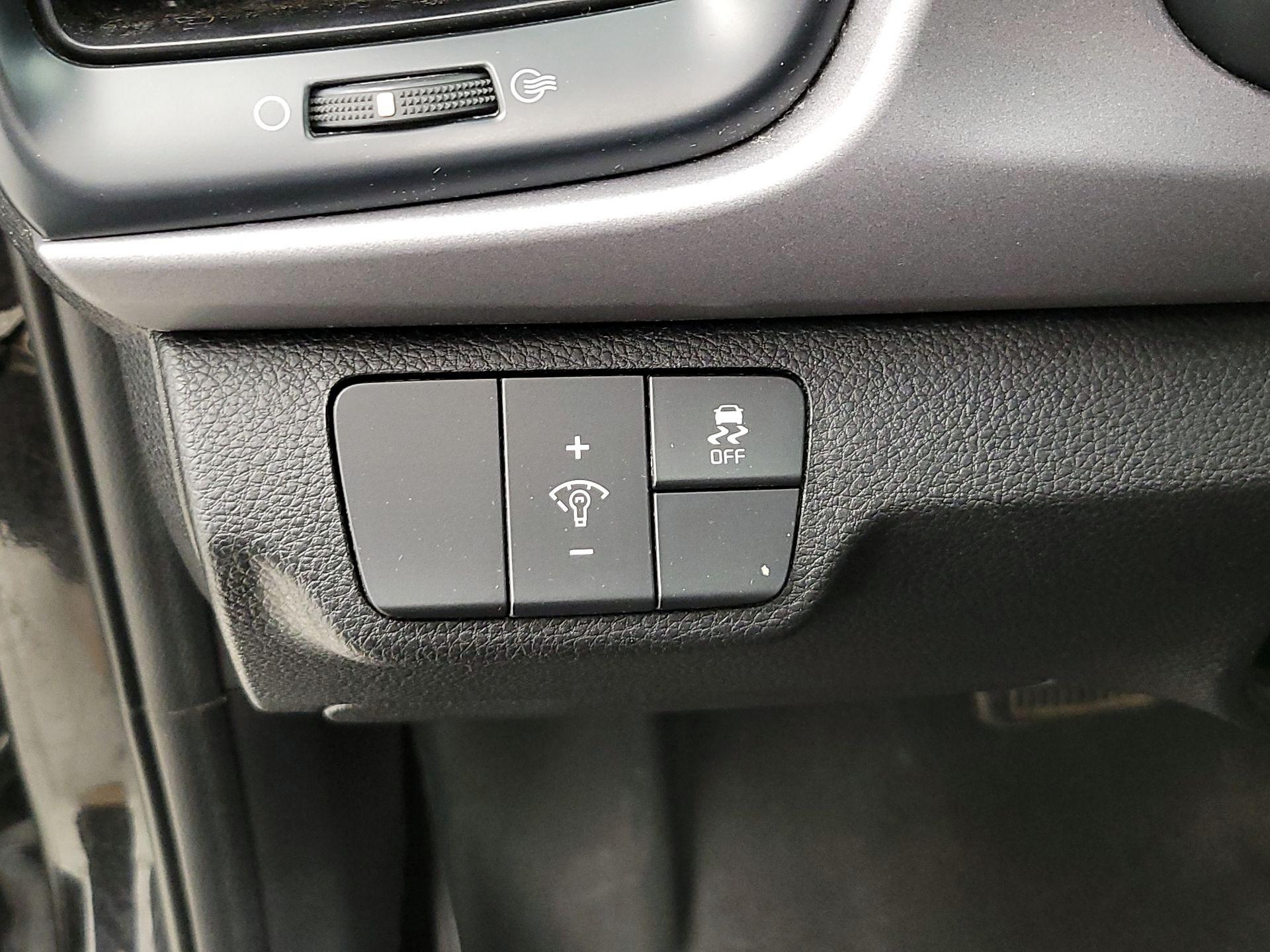 Thumbnail: 2018 Kia Rio - 13