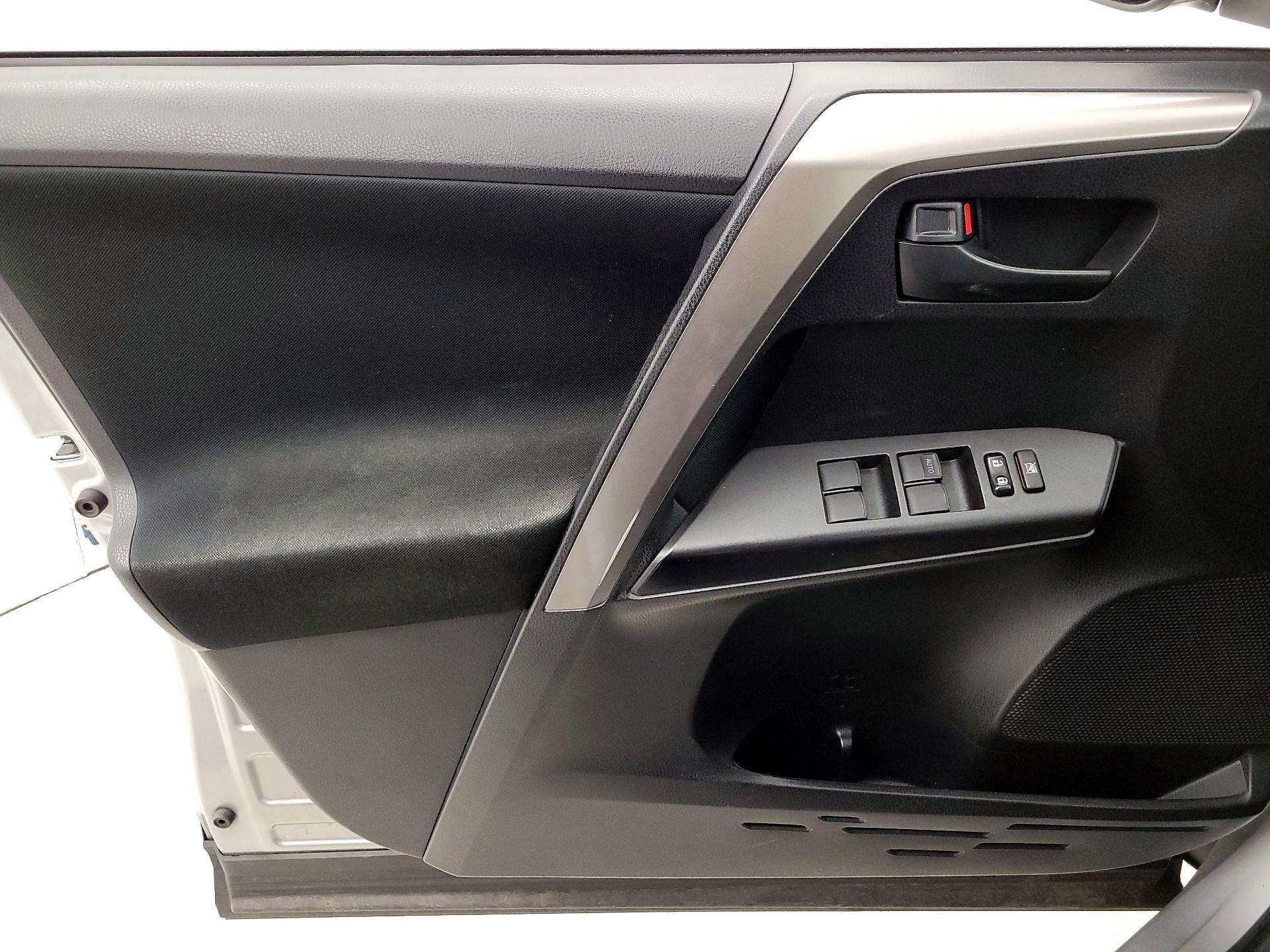 Thumbnail: 2018 Toyota RAV4 - 12