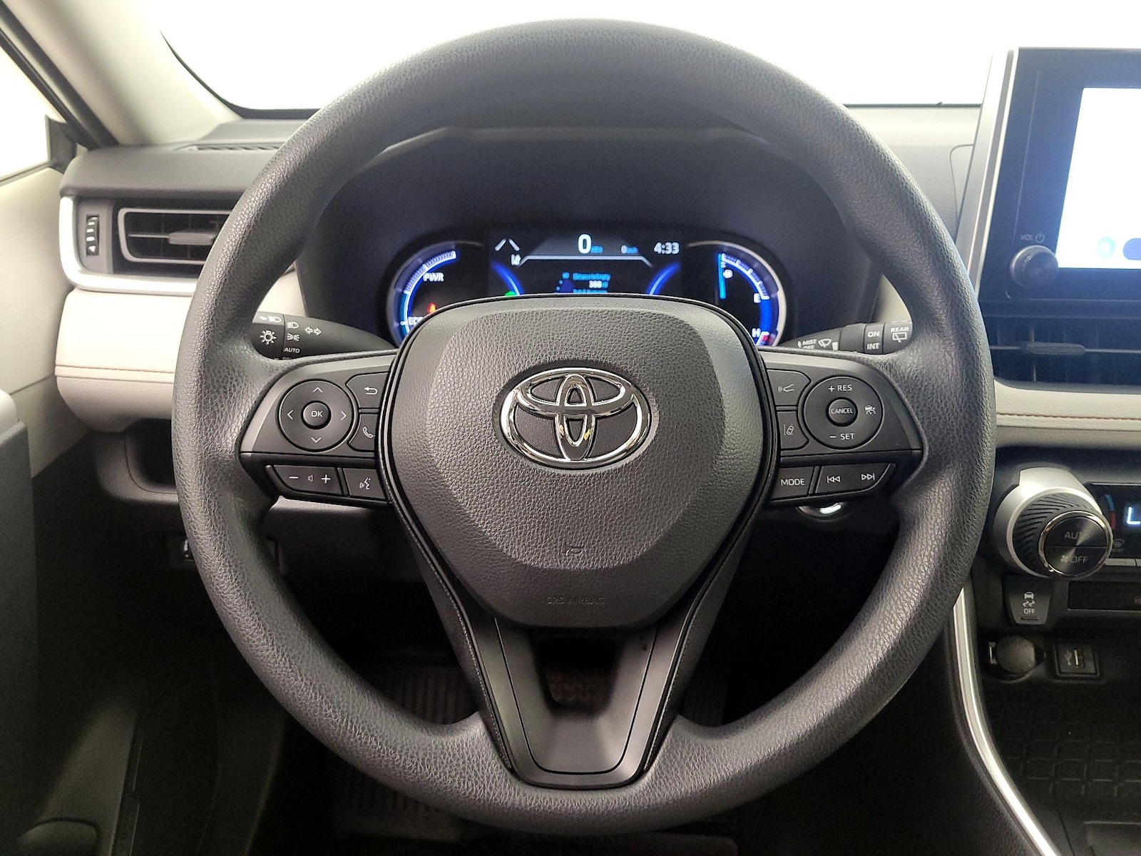 2025 Toyota RAV4 XLE - Photo 11