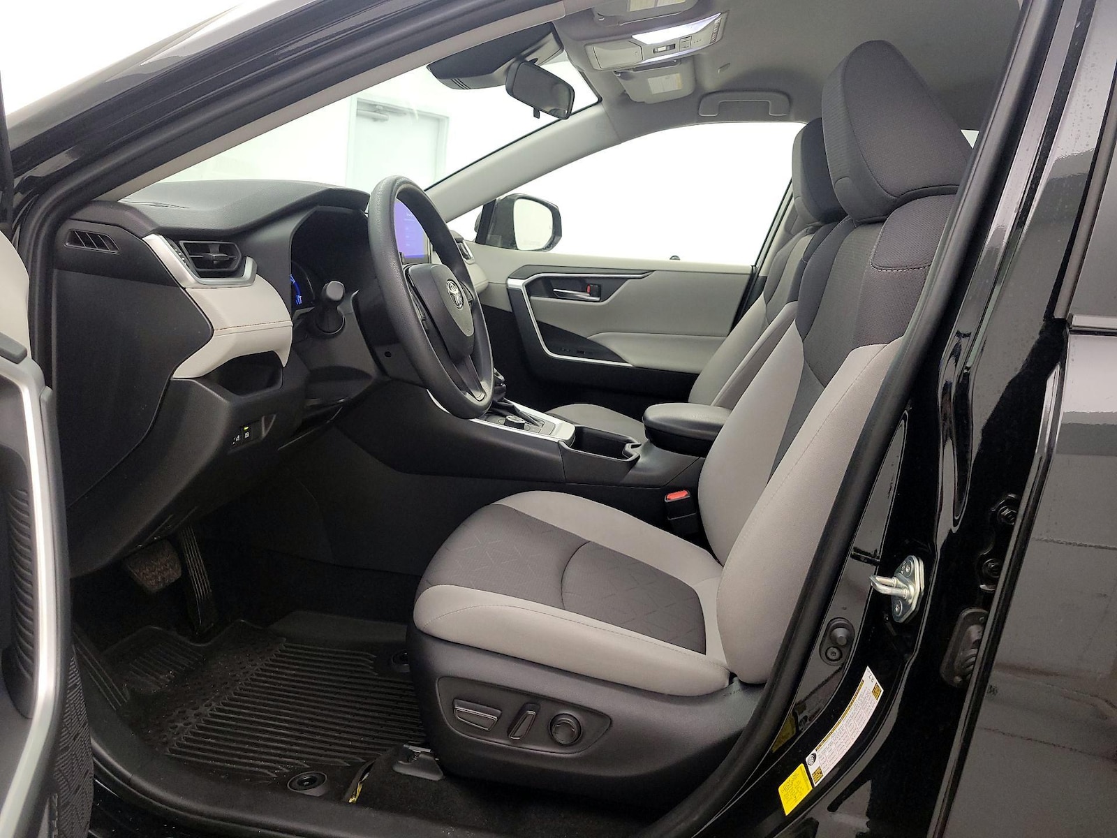 2025 Toyota RAV4 XLE - Photo 12