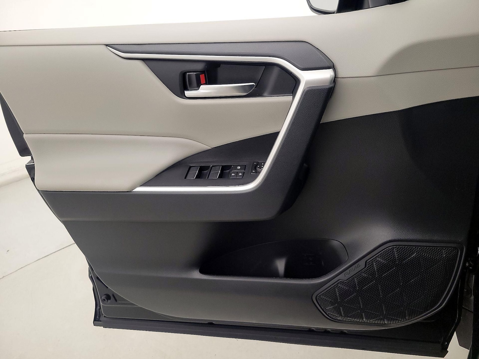 2025 Toyota RAV4 XLE - Photo 13