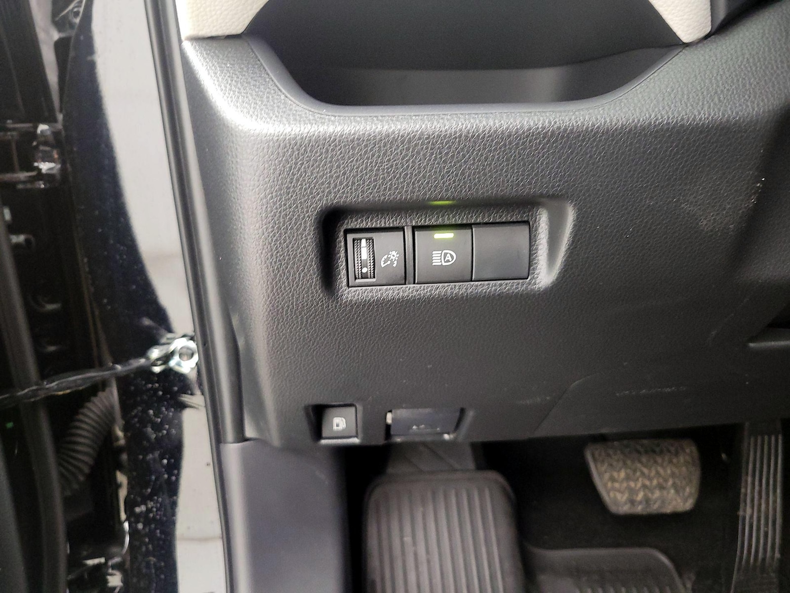 2025 Toyota RAV4 XLE - Photo 14