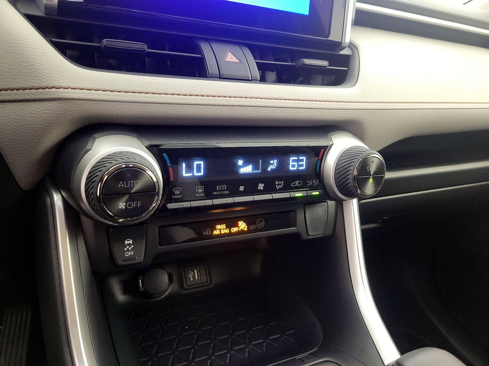 2025 Toyota RAV4 XLE - Photo 18